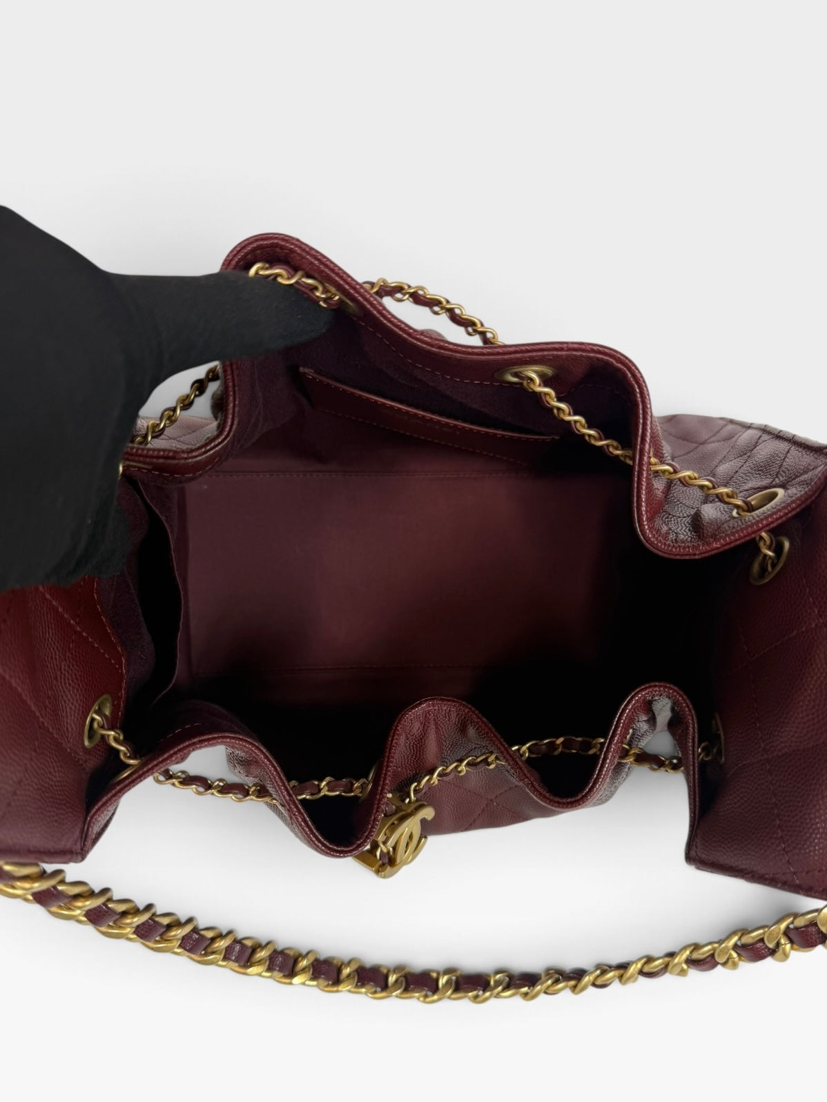 *Luxe Top Pick* Chanel 25 Small In Burgundy Caviar Leather With Gold Hardware, Authentic and preloved in excellent condition. 100% guatantee