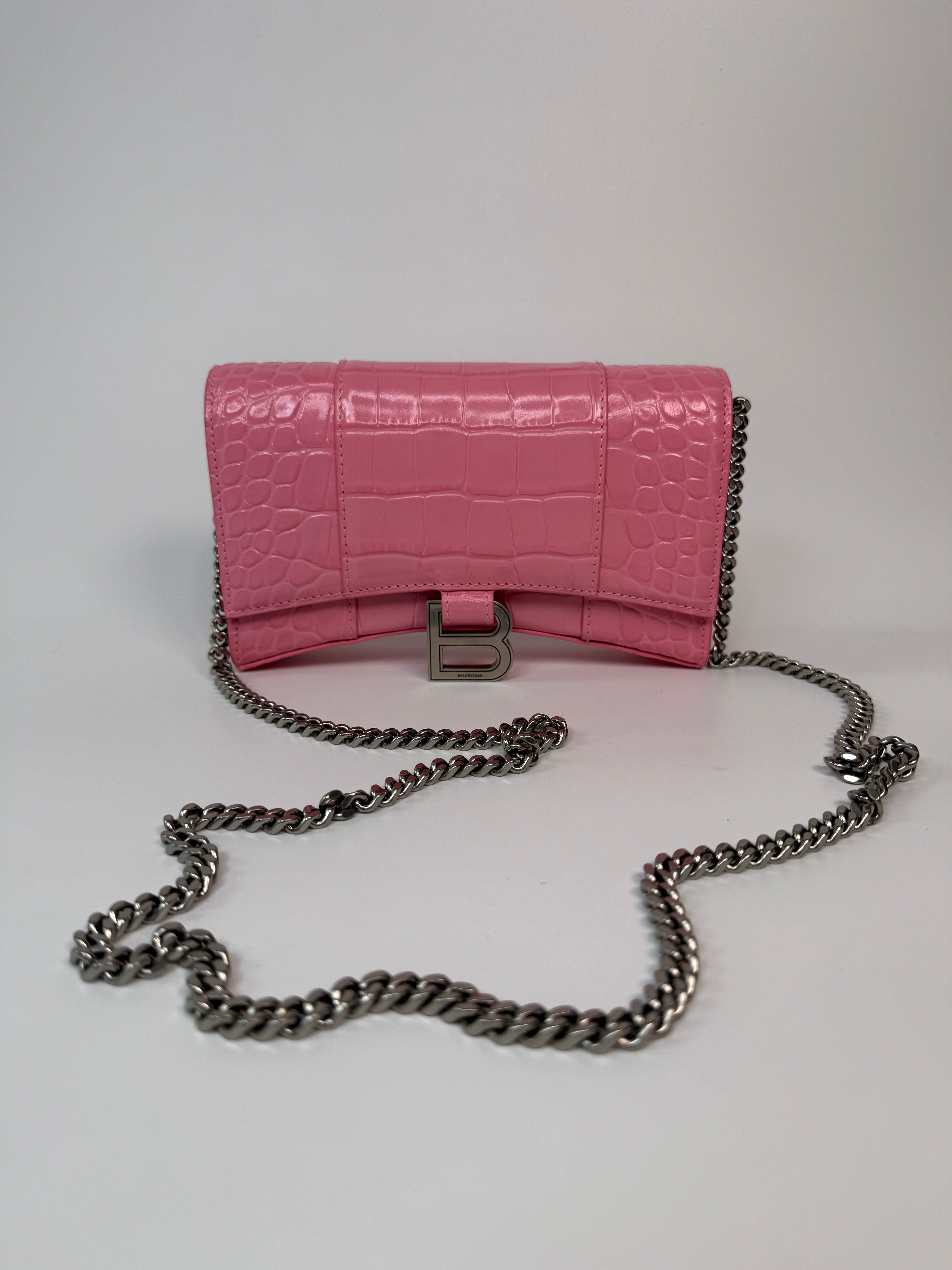 Balenciaga Croc Embossed Hourglass Wallet On Chain In Pink Leather With Gold Hardware.
Authentic Pre Loved Verified by Luxe Cheshire Trusted Designer resale
