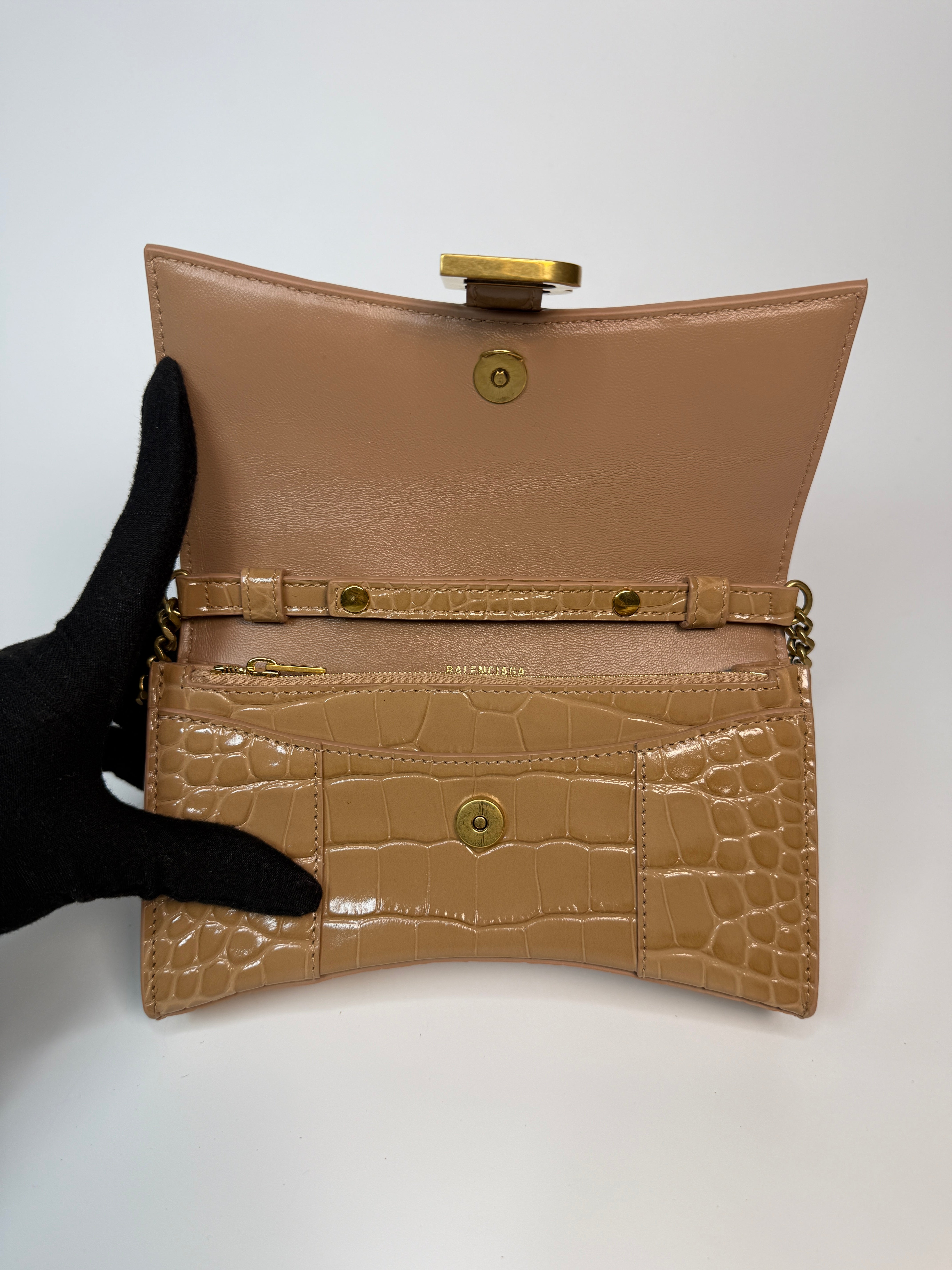 Balenciaga Small Croc Embossed Hourglass Wallet On Chain In Beige Leather With Gold Hardware In Excellent Condition.
Authentic Pre Loved Verified by Luxe Cheshire Trusted Designer resale