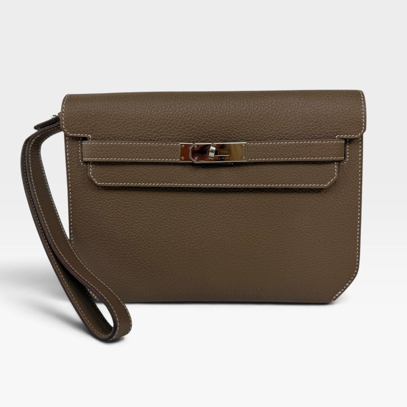 Hermès Depeches 25 In Etoupe Togo Leather With Palladium Hardware in excellent condition 100% authentic and preloved