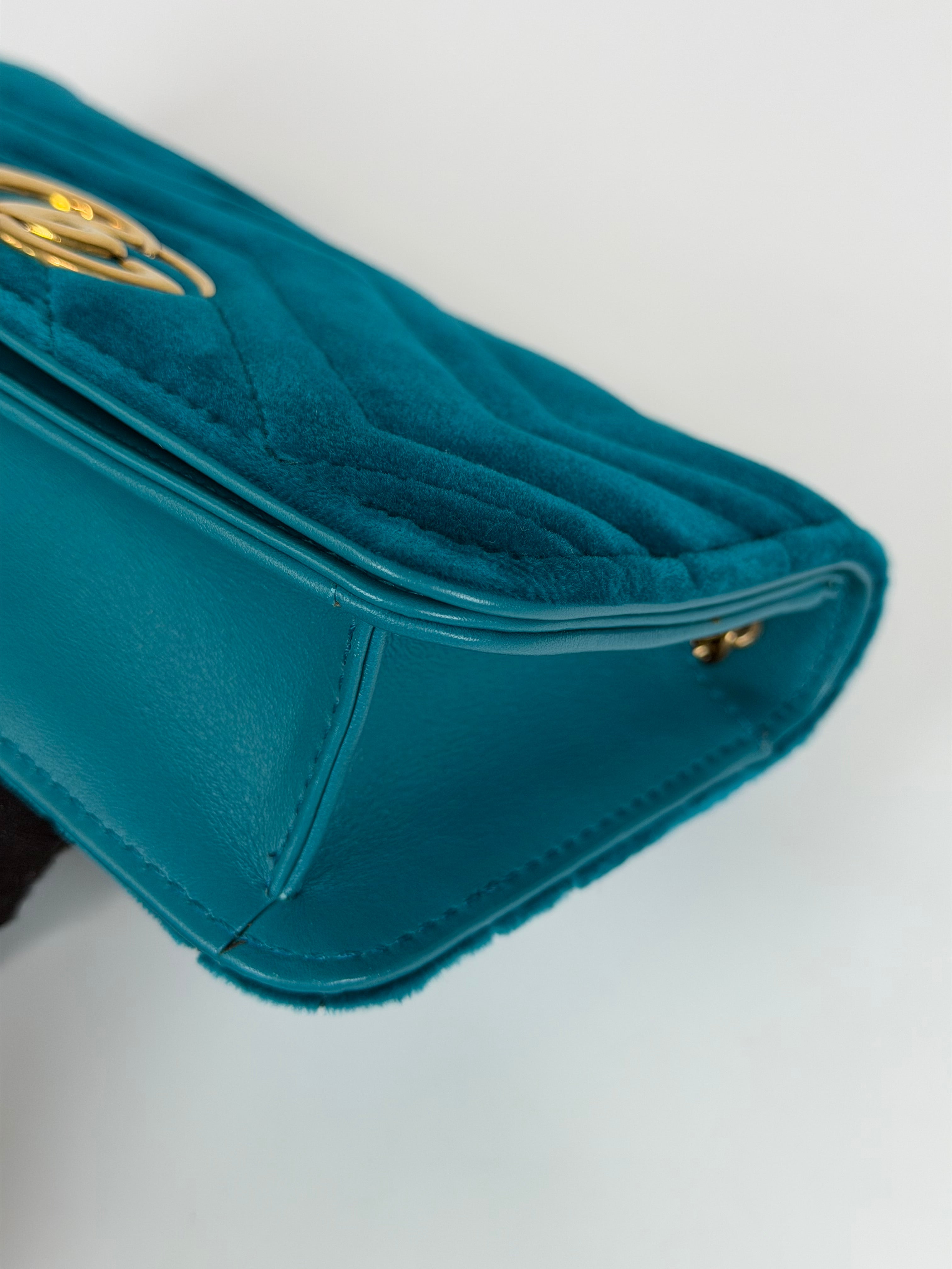 Gucci Wallet On Chain In Turquoise Velvet Excellent condition. Authentic and preloved. Insured next day delivery international shipping. Verified by Luxe Cheshire.