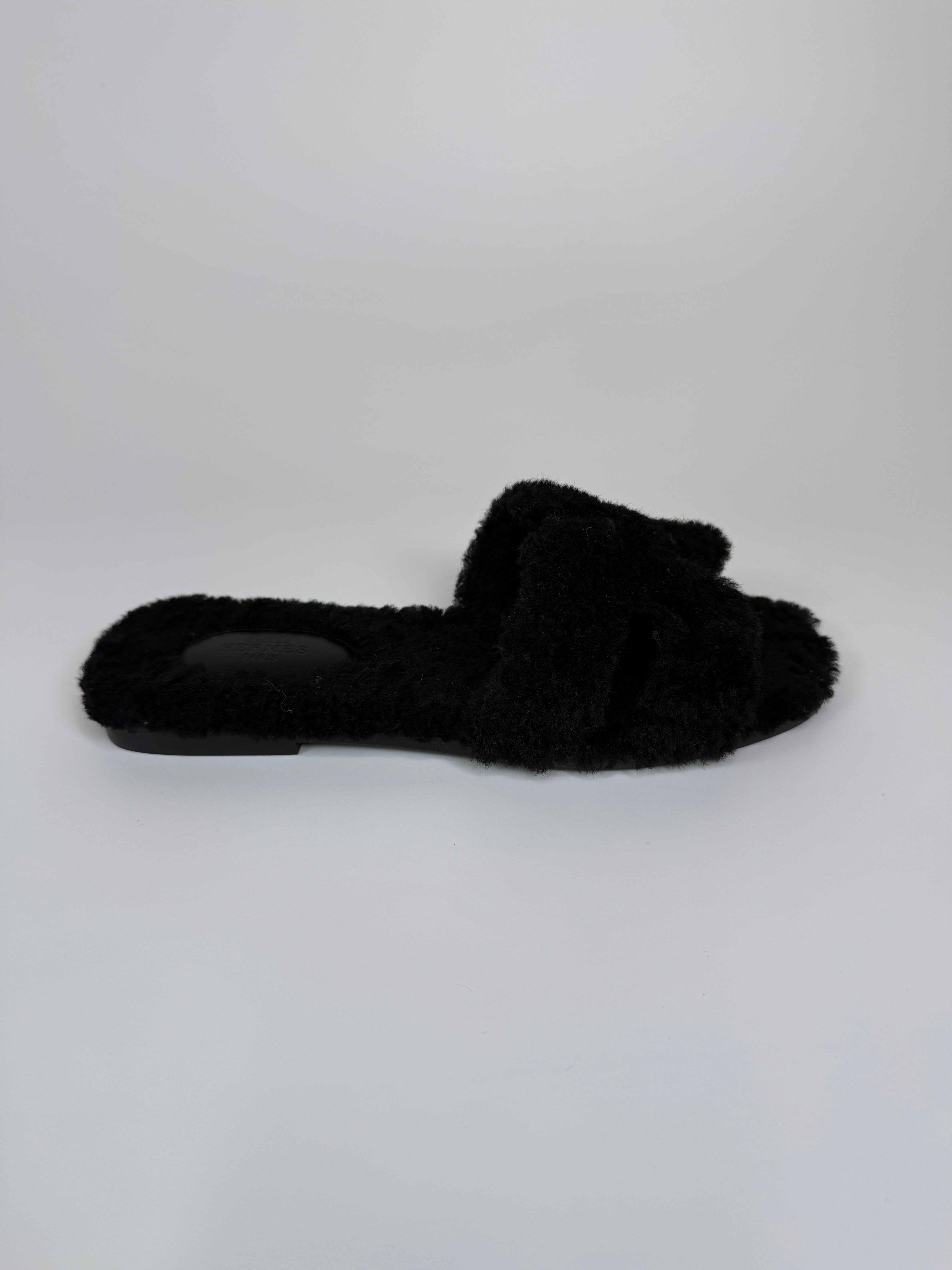 Authentic and preloved Hermès Oran Black Shearling Sandals (Size 39/UK6) 100% Authenticity guarantee in excellent condition