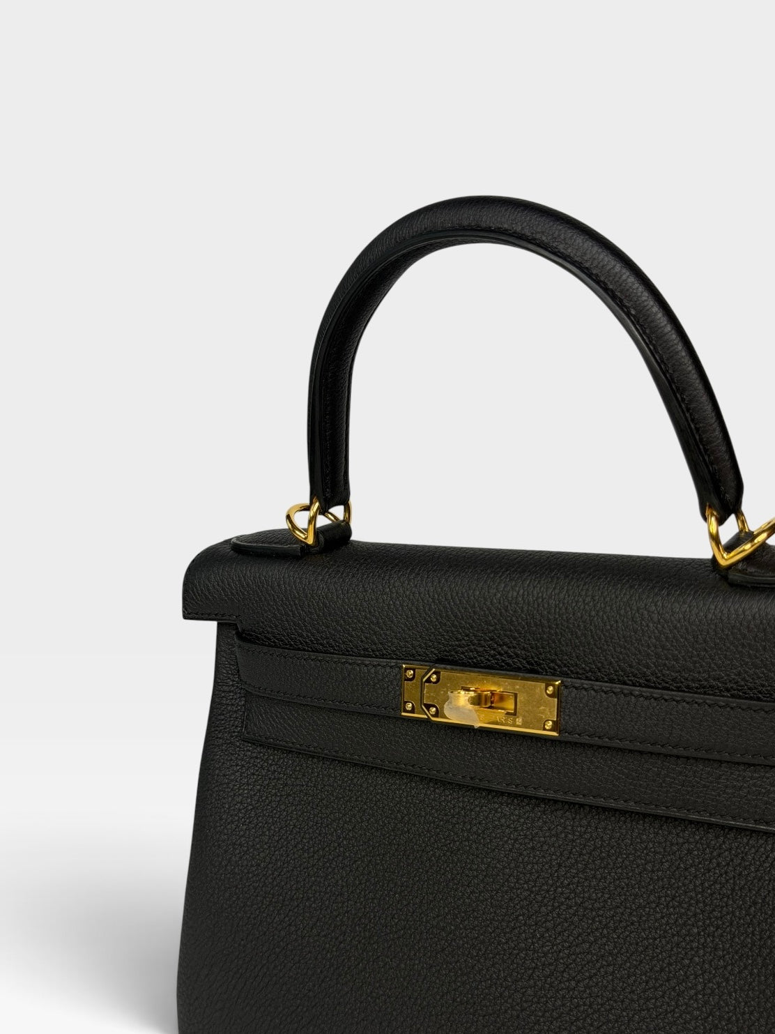 Authentic pre-loved Hermès Kelly 28 In Black Togo Leather Gold Hardware. New and Unused condition, verified by Luxe Cheshire. Trusted designer resale.