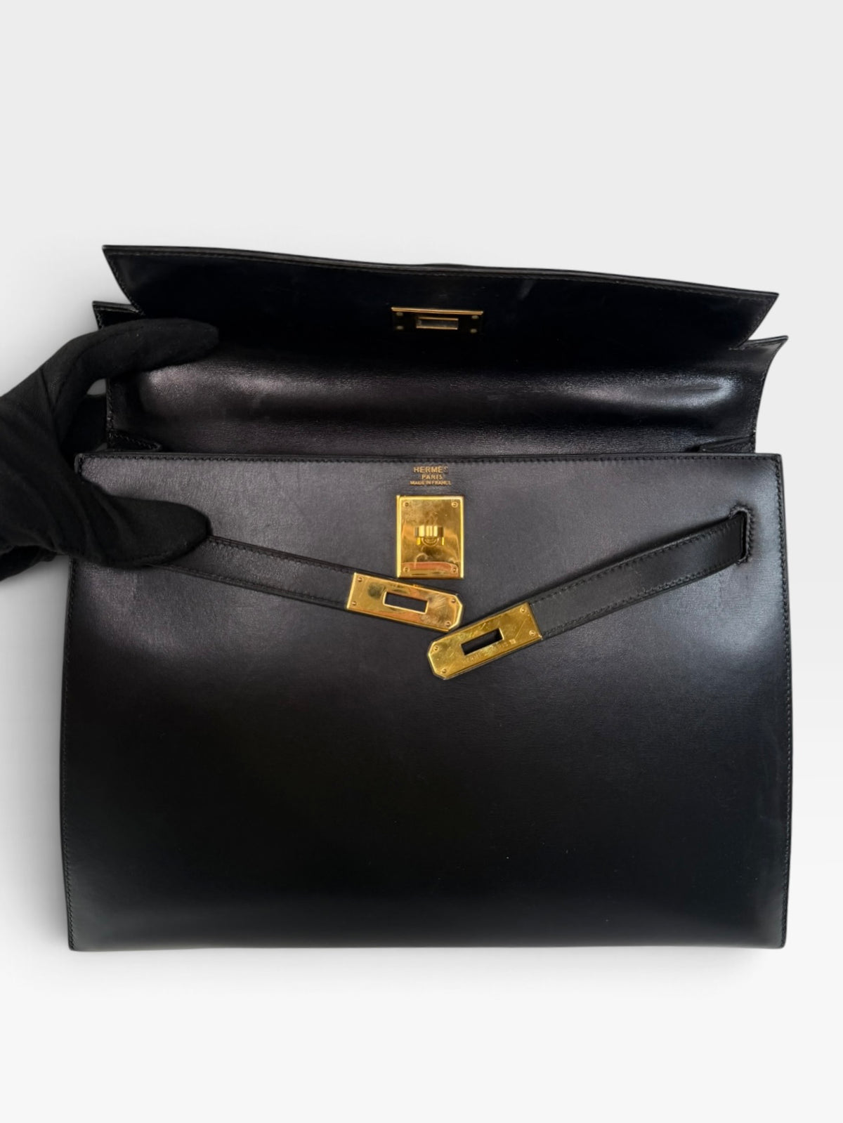 *RARE* Hermès Vintage Kelly 28 In Black Box Calf Leather With Gold Hardware. Authentic and preloved in excellent condition. 100% guarantee
