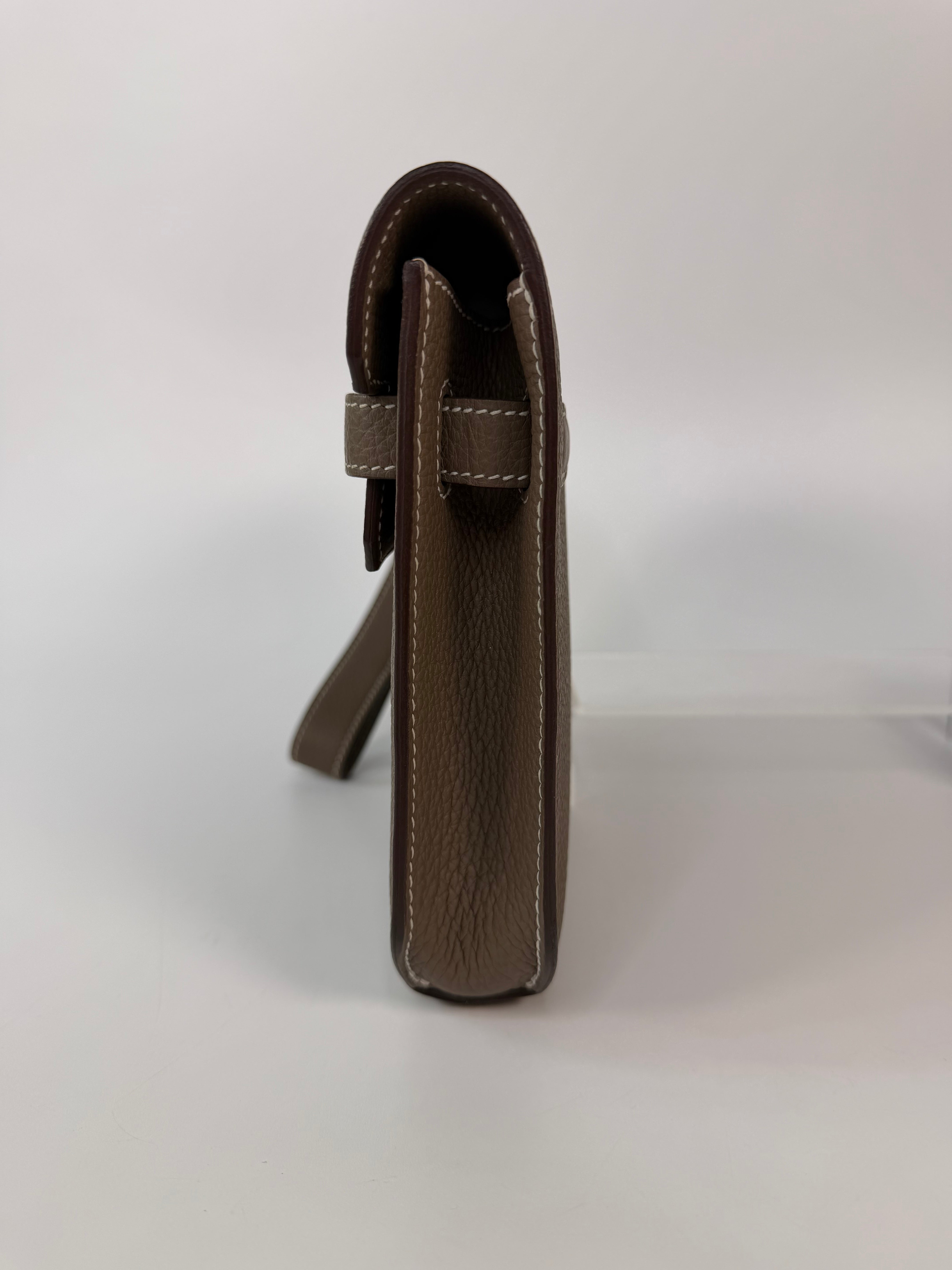 Hermès Depeches 25 In Etoupe Togo Leather With Palladium Hardware in excellent condition 100% authentic and preloved