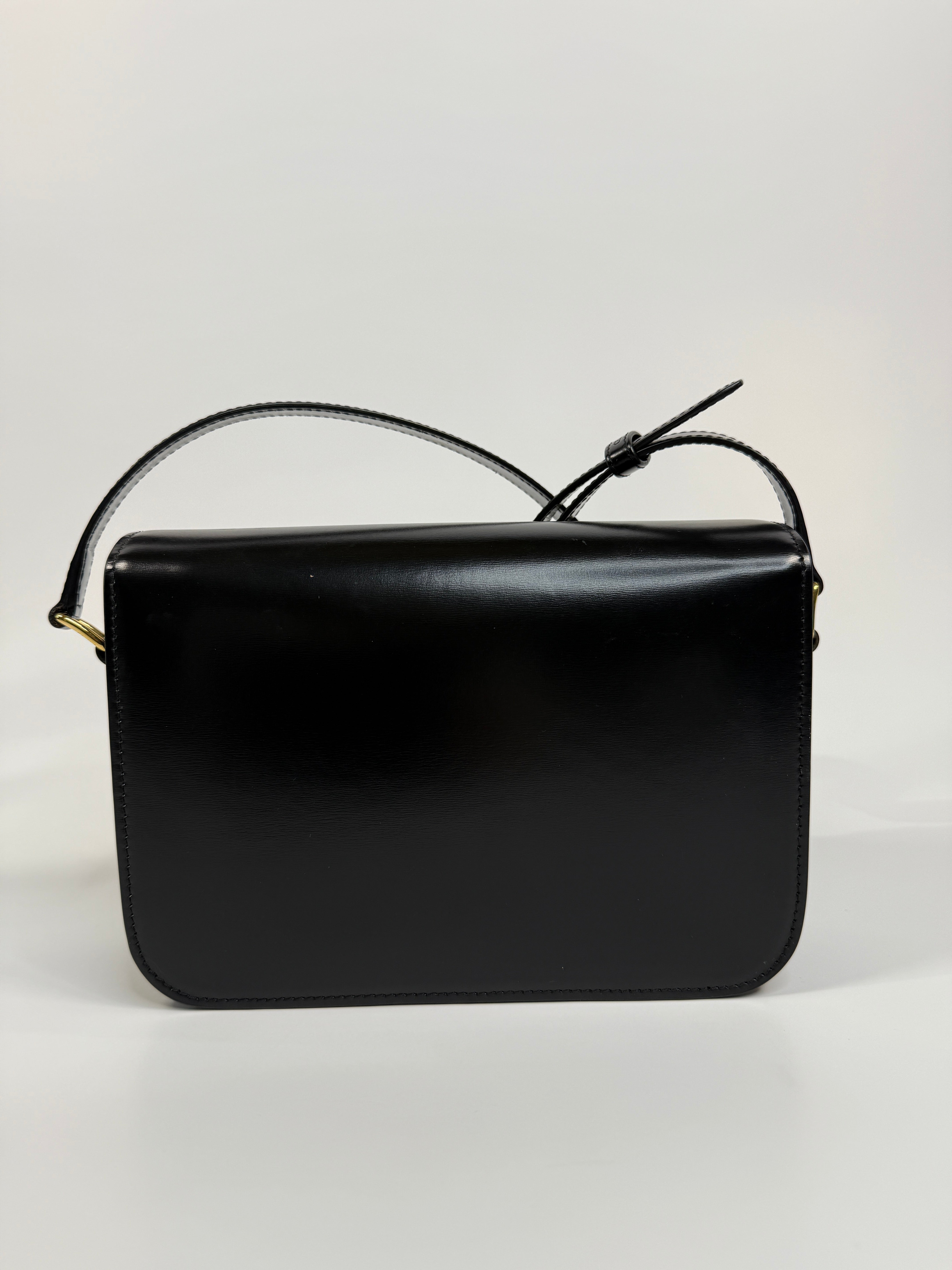 Celine Classique Medium Triomphe Bag In Black Calfskin With Gold Hardware In very good condition. Authentic and pre loved