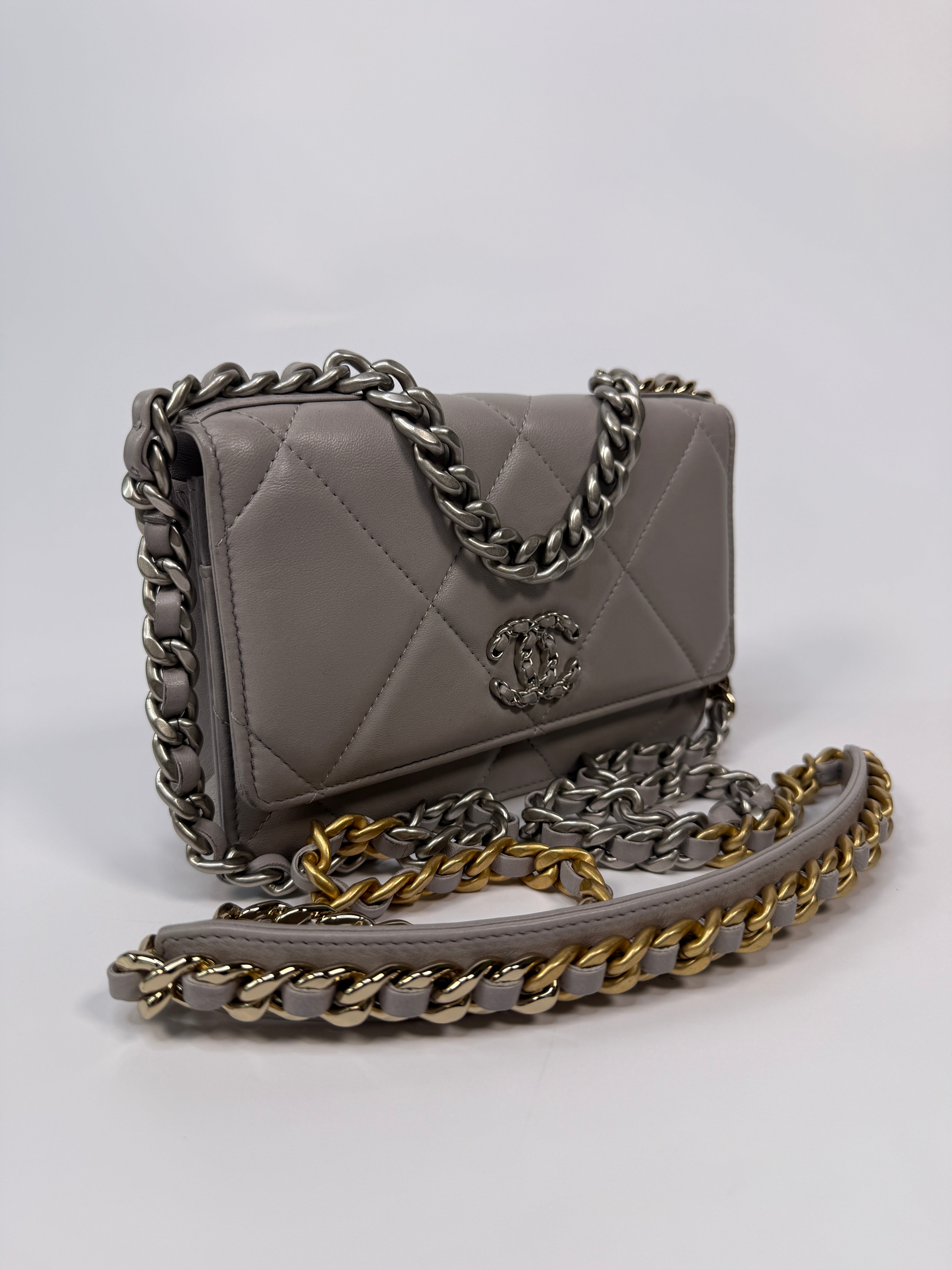 Chanel 19 Wallet On Chain
Pre Loved & Authentic
