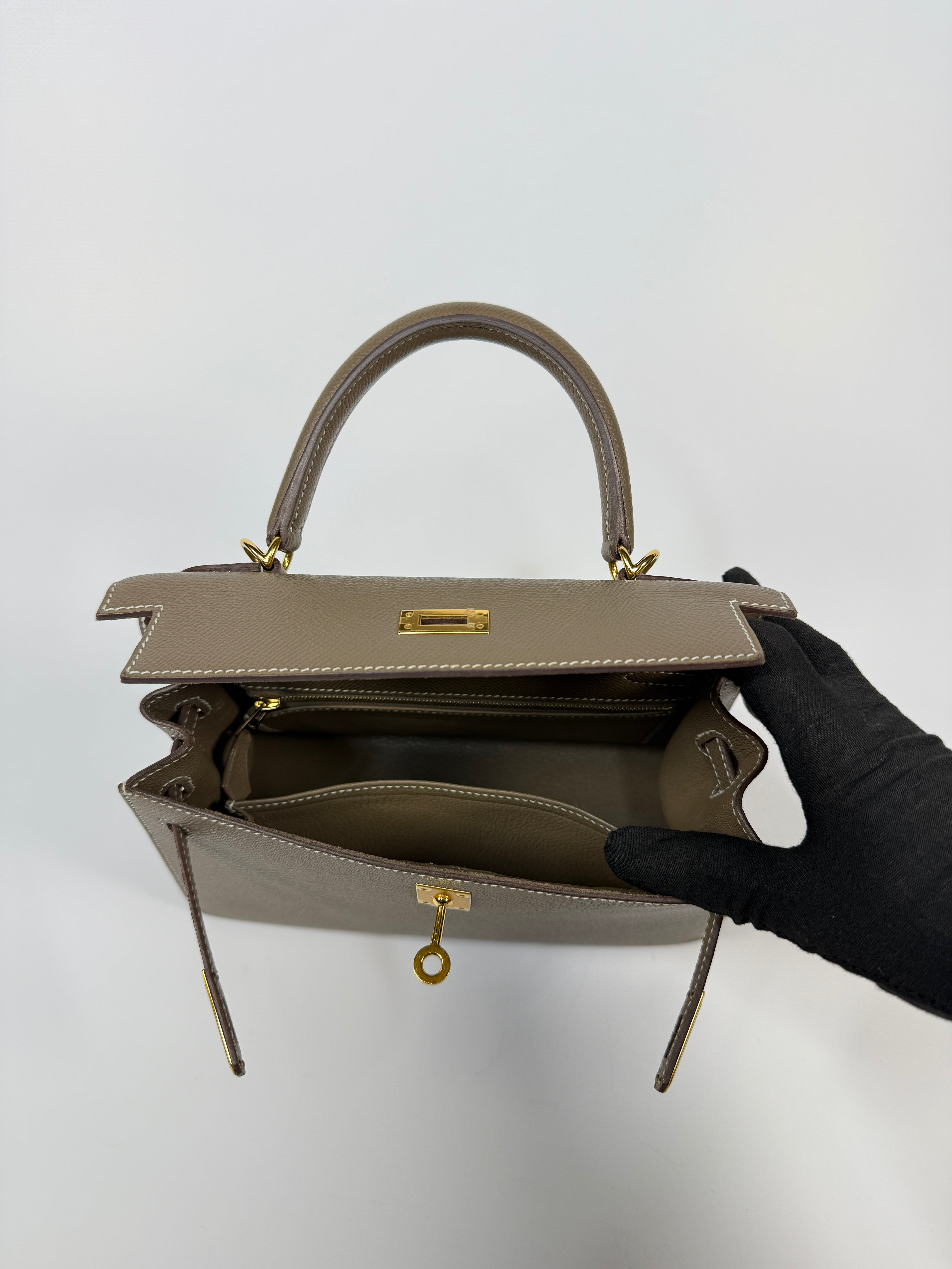 Hermès Kelly 25 Sellier In Etoupe Epsom Leather With Gold Hardware. Excellent authentic prloved condition.
