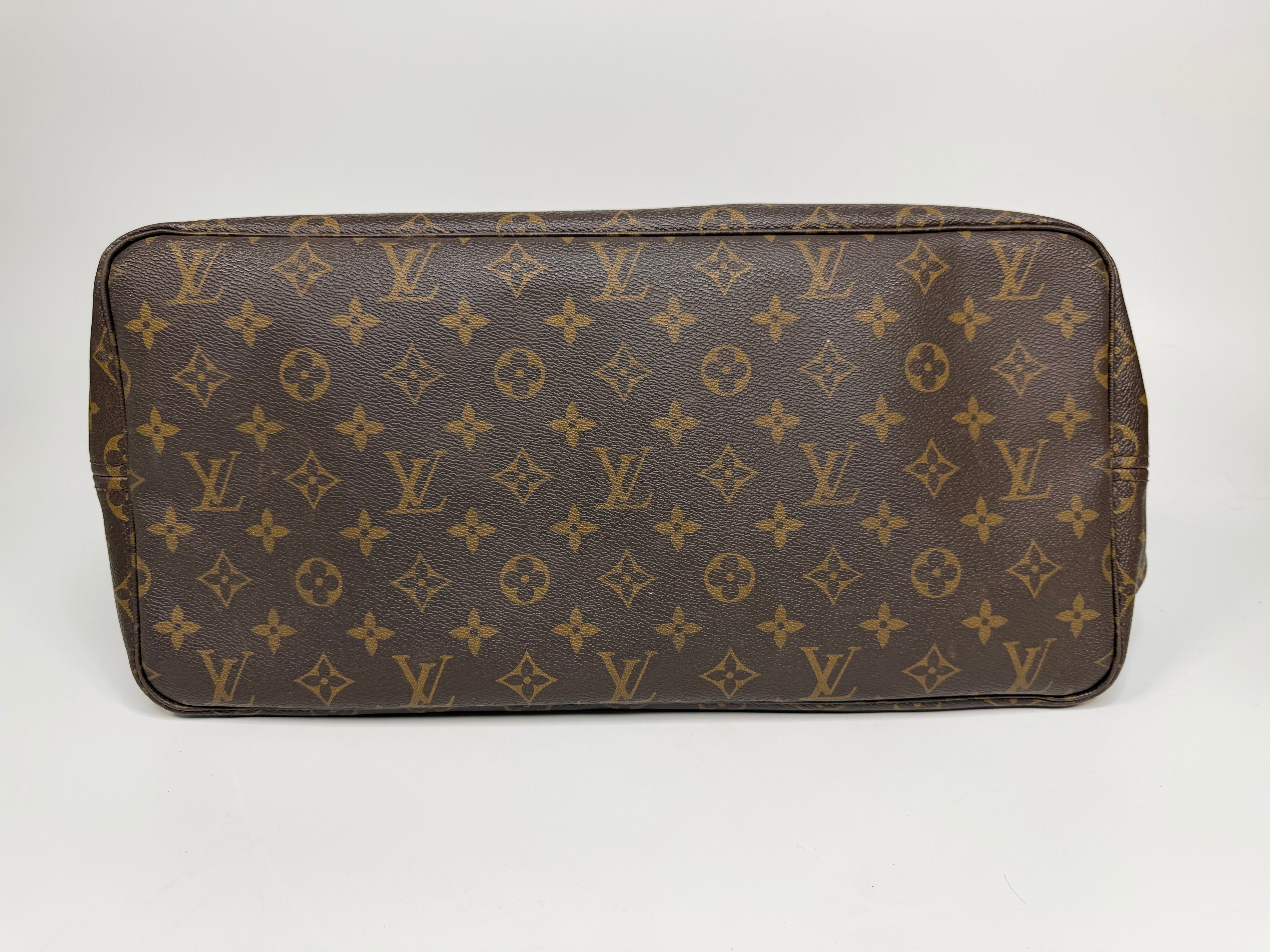 Louis Vuitton Neverfull GM Tote Bag In Monogram. Authentic and preloved in very good condition.