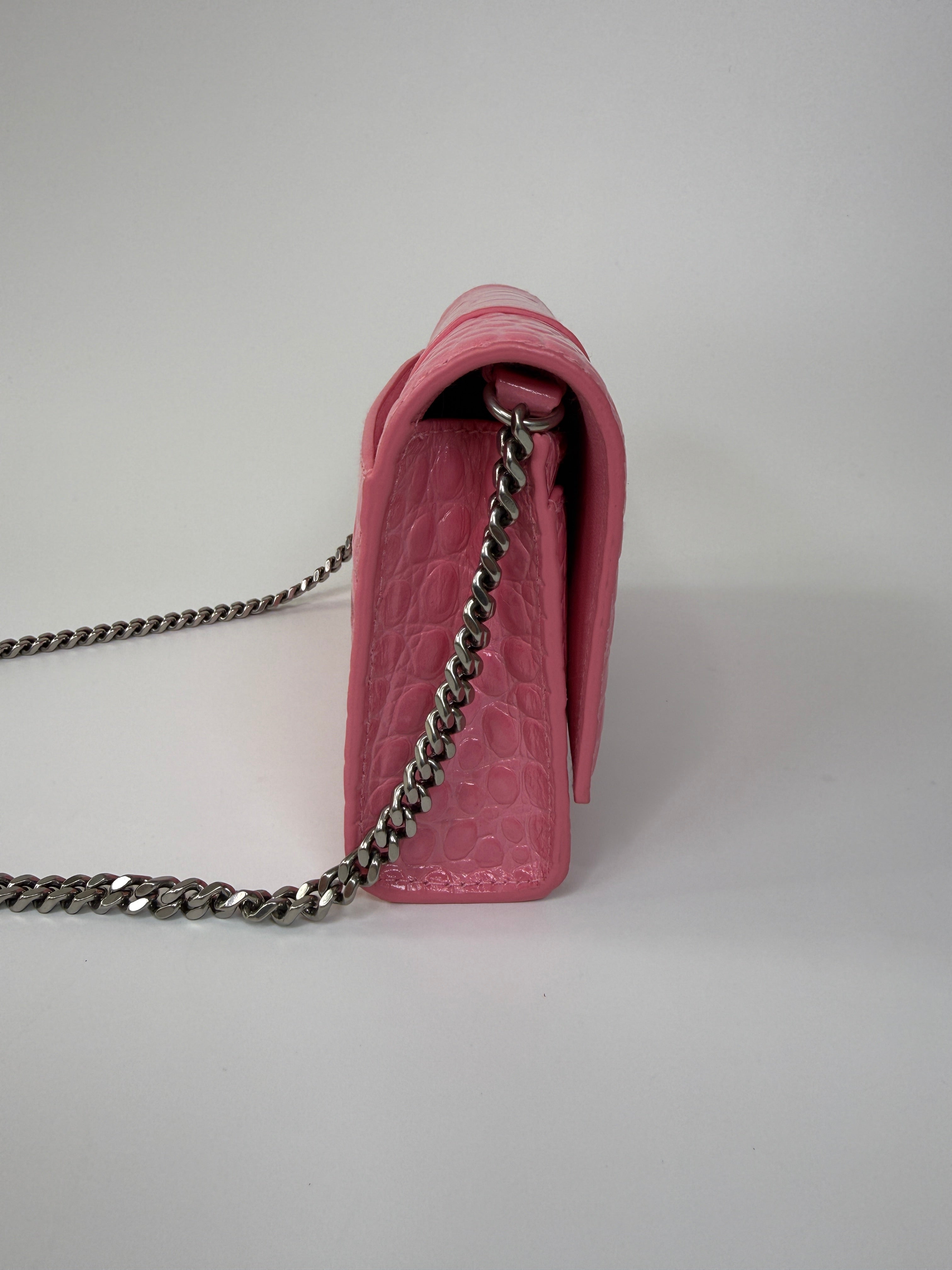 Balenciaga Croc Embossed Hourglass Wallet On Chain In Pink Leather With Gold Hardware.
Authentic Pre Loved Verified by Luxe Cheshire Trusted Designer resale