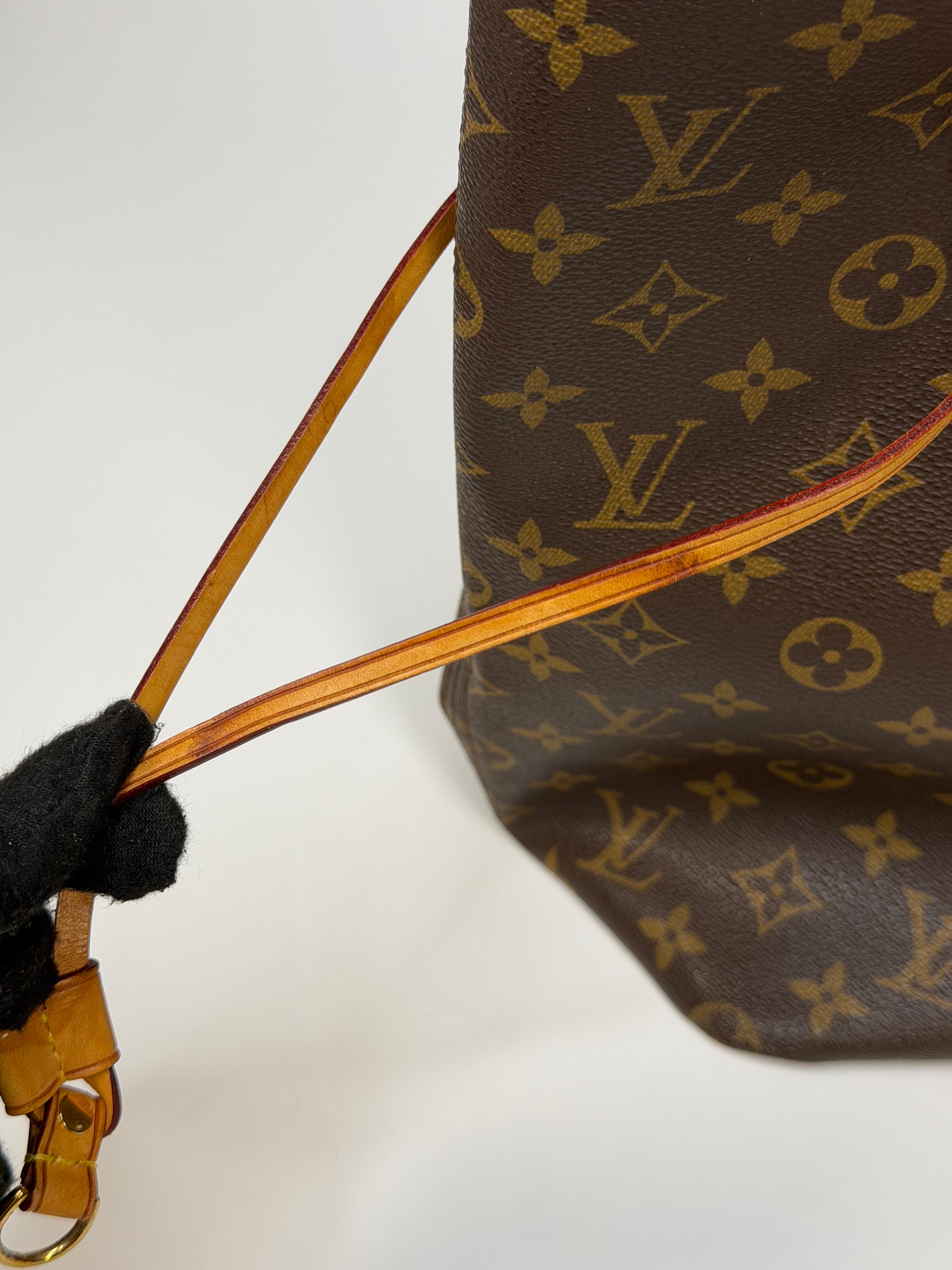 Louis Vuitton Neverfull GM Tote Bag In Monogram. Authentic and preloved in very good condition.
