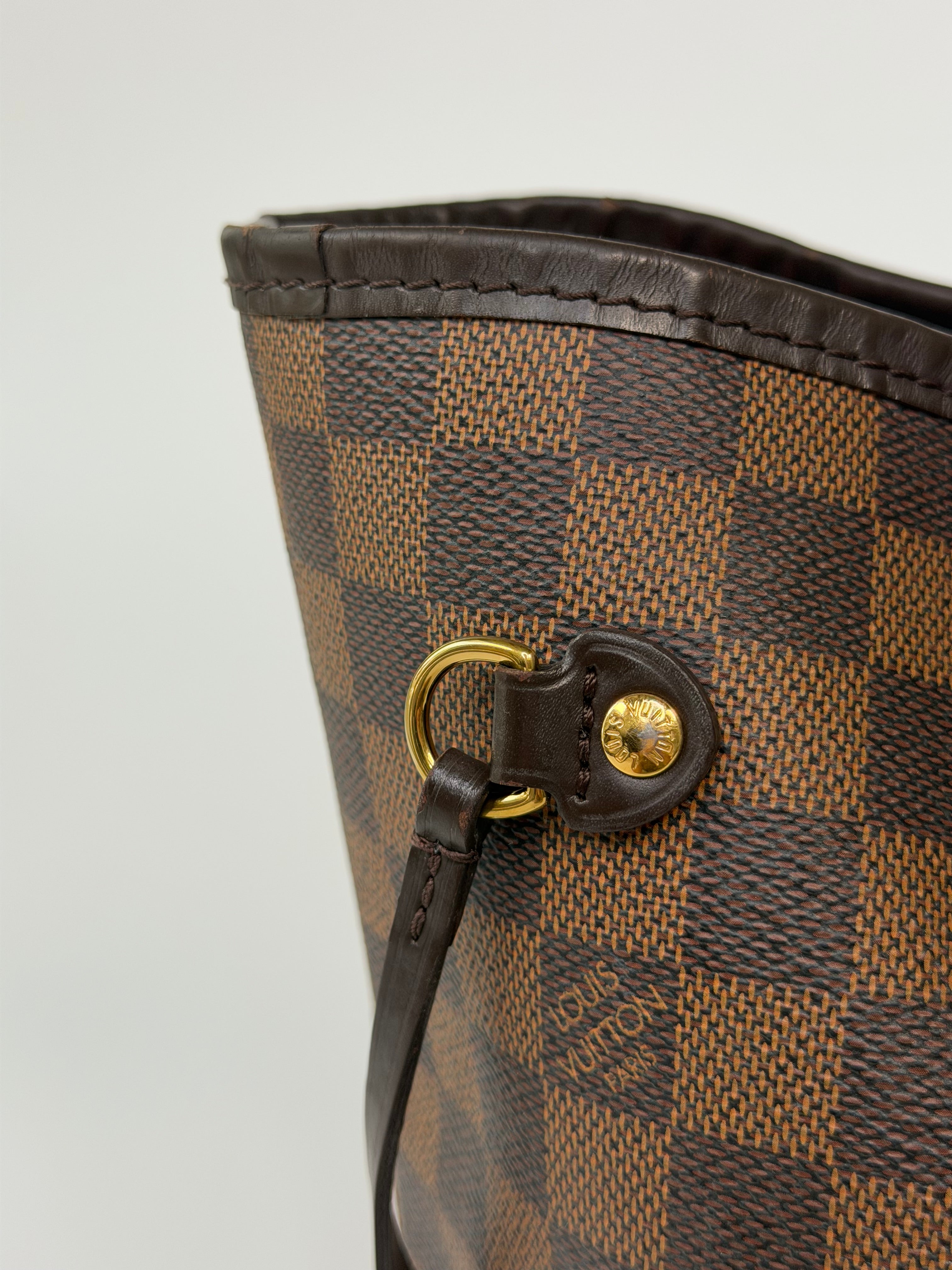Louis Vuitton Neverfull MM In Damier Ebene Canvas Gold Hardware. Authentic and preloved in very good condition. Verified by Luxe Cheshire. 100% guarantee
