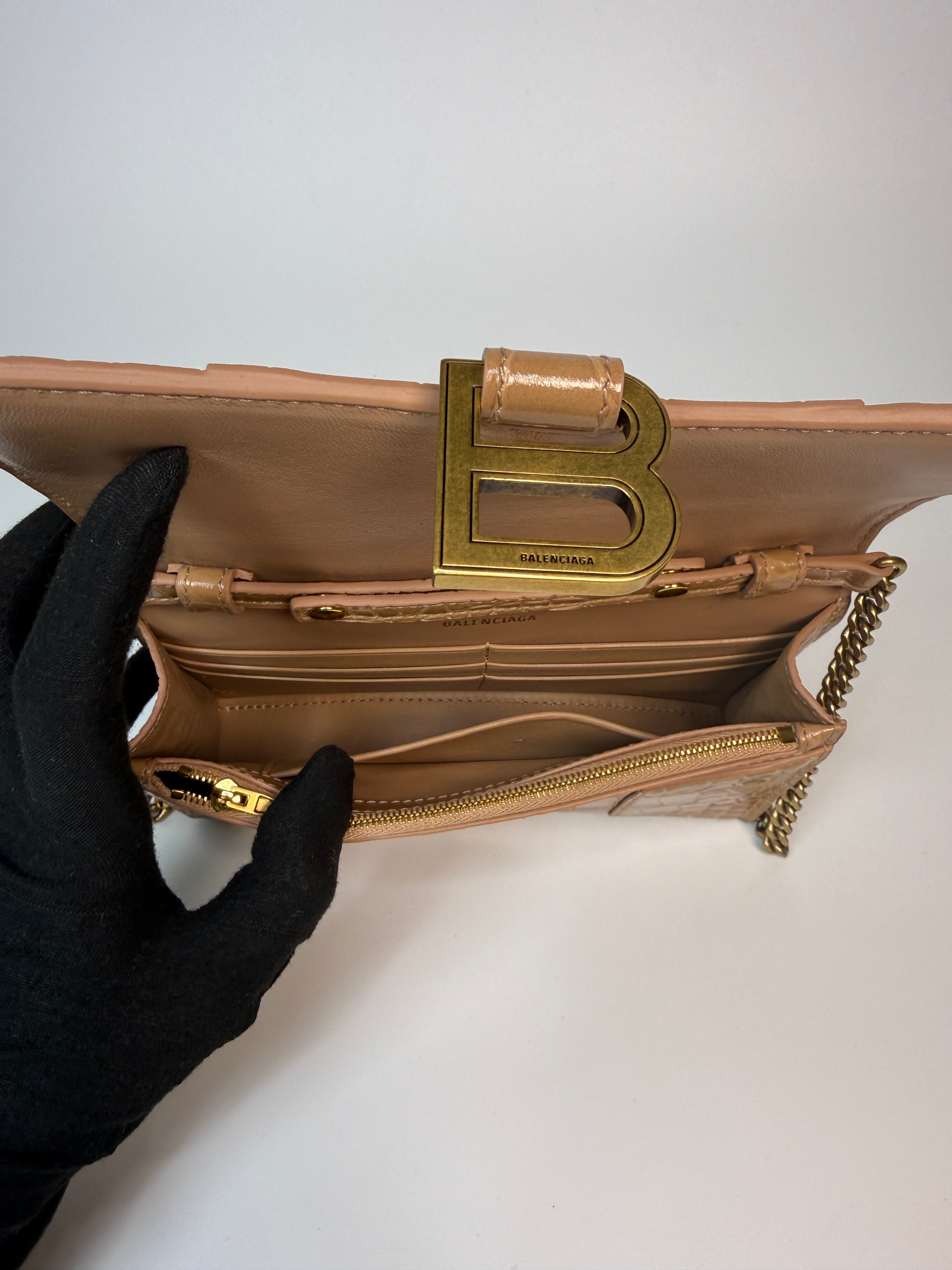 Balenciaga Small Croc Embossed Hourglass Wallet On Chain In Beige Leather With Gold Hardware In Excellent Condition.
Authentic Pre Loved Verified by Luxe Cheshire Trusted Designer resale