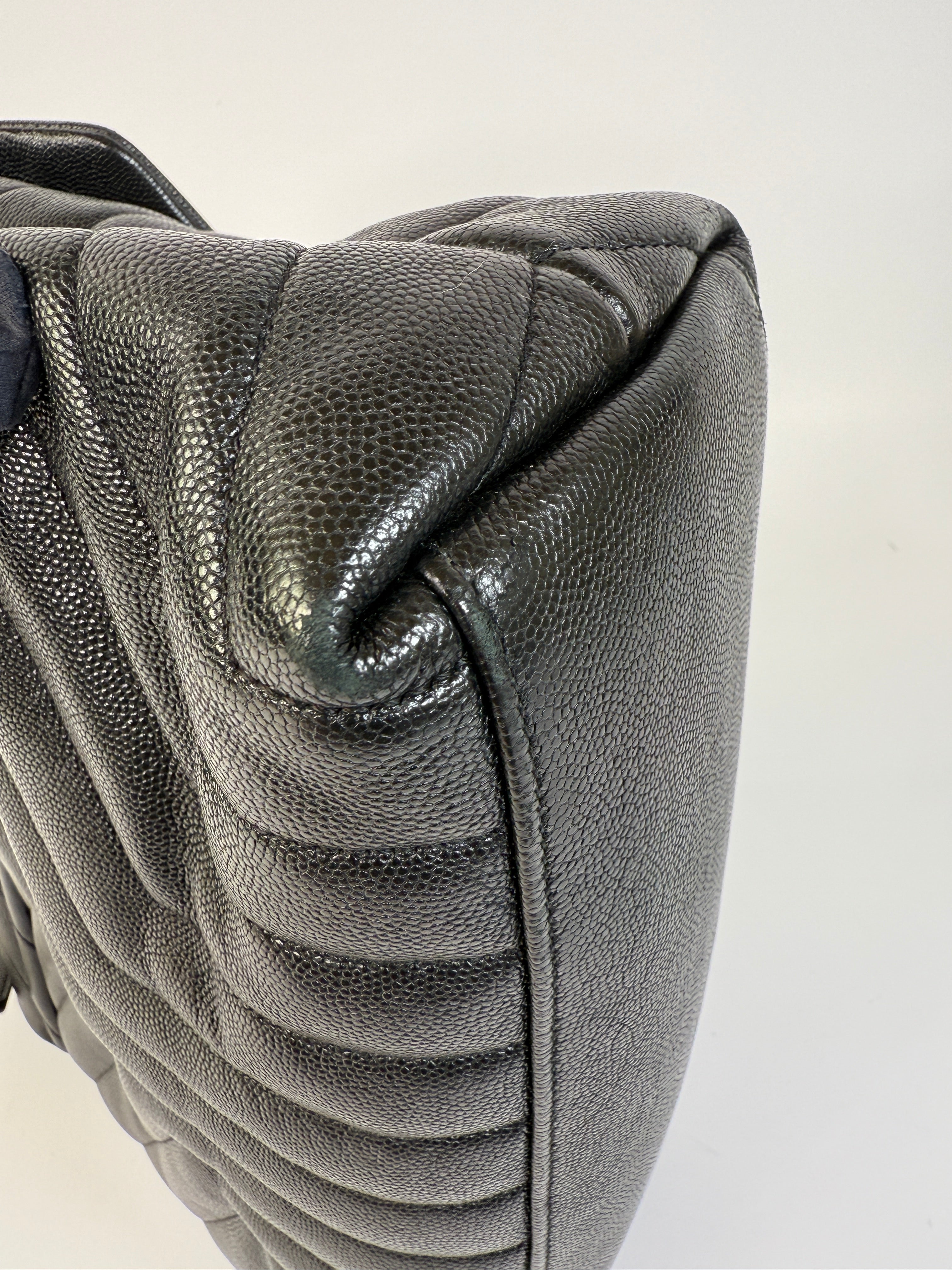 Saint Laurent Medium Grain De Poudre Loulou Shoulder Bag