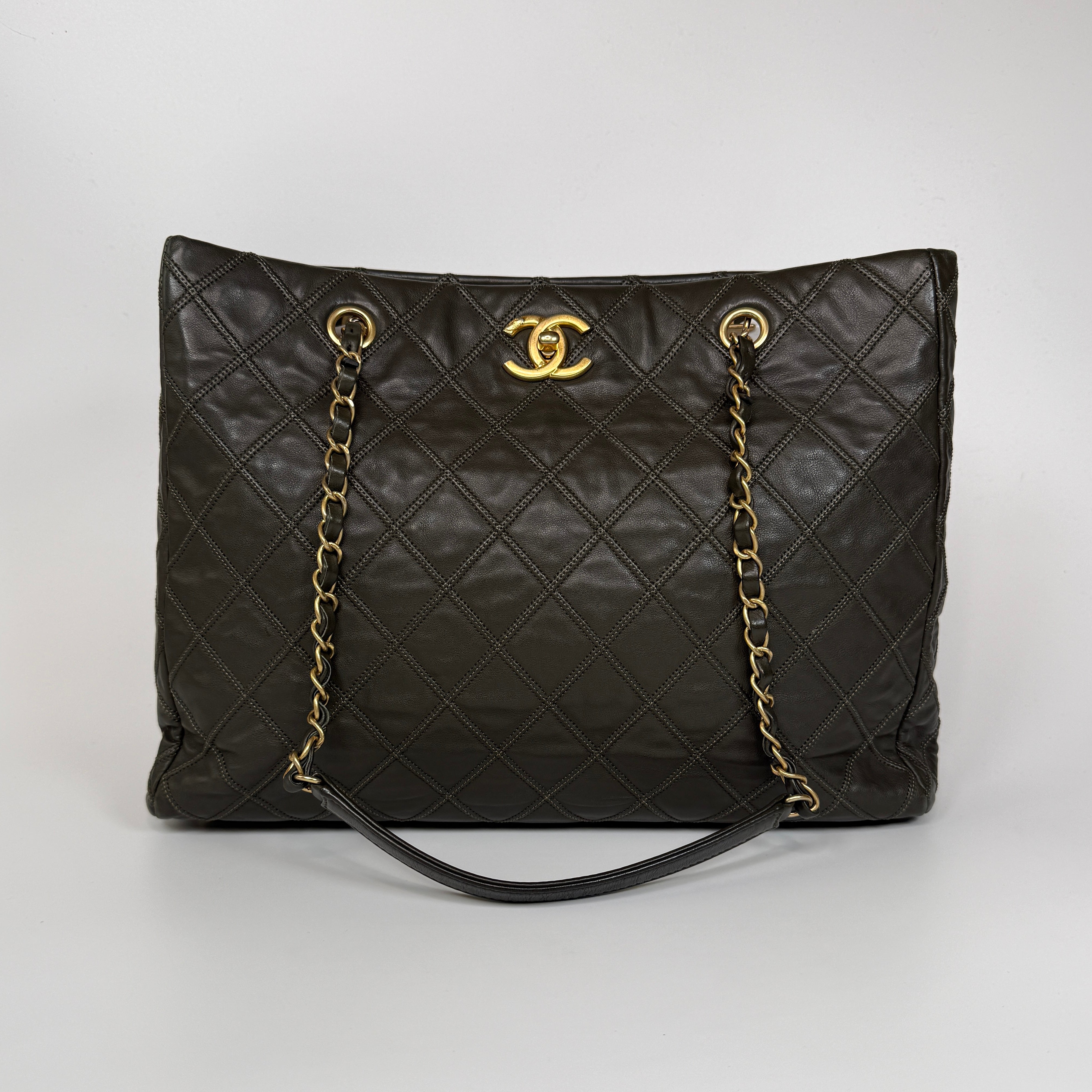 Authentic and preloved Chanel Dark Green Lambskin Leather Tote Bag With Gold Hardware very good condition. 100% Authenticity Guarantee