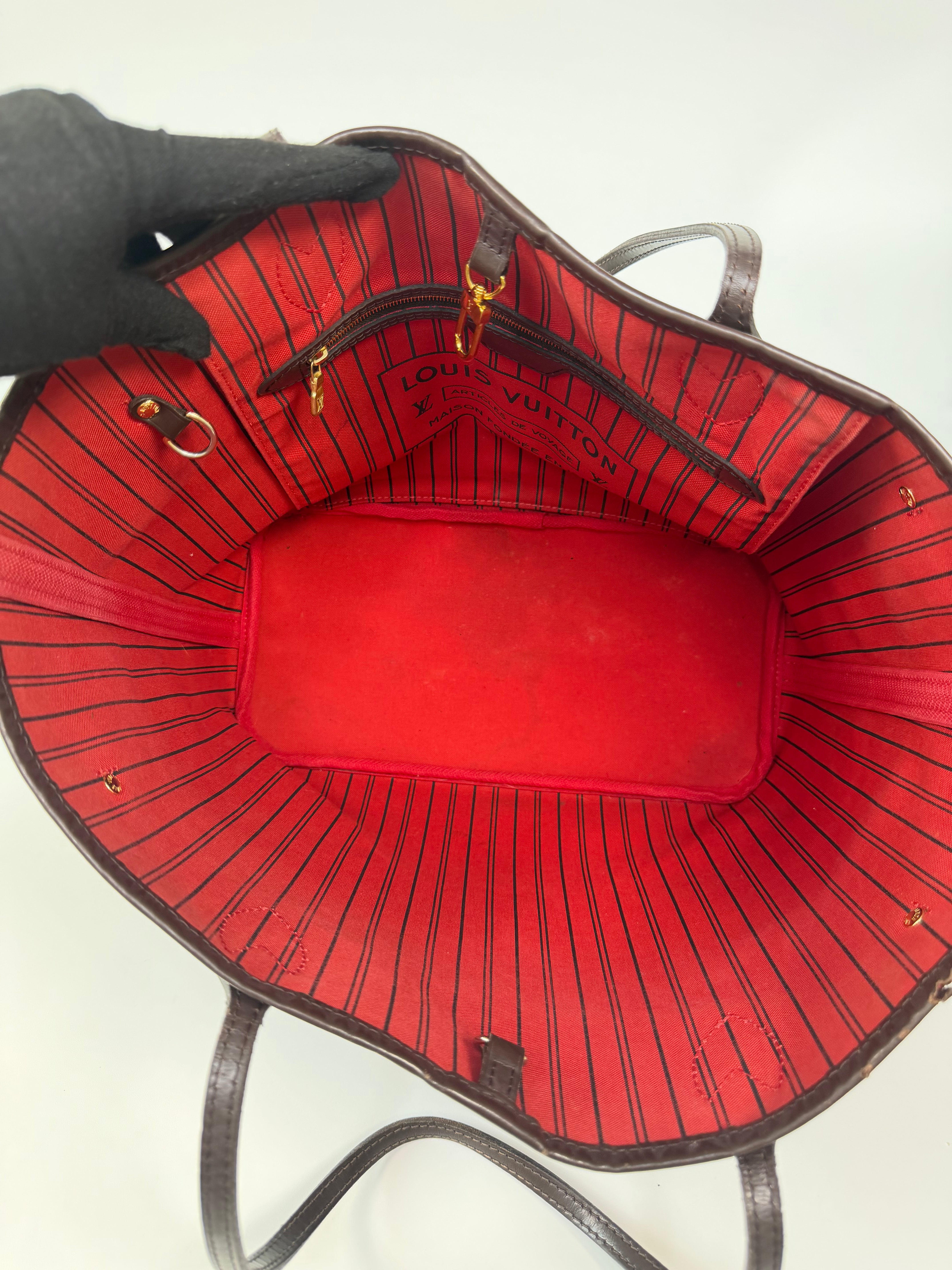 Louis Vuitton Neverfull MM In Damier Ebene Canvas Gold Hardware. Authentic and preloved in very good condition. Verified by Luxe Cheshire. 100% guarantee