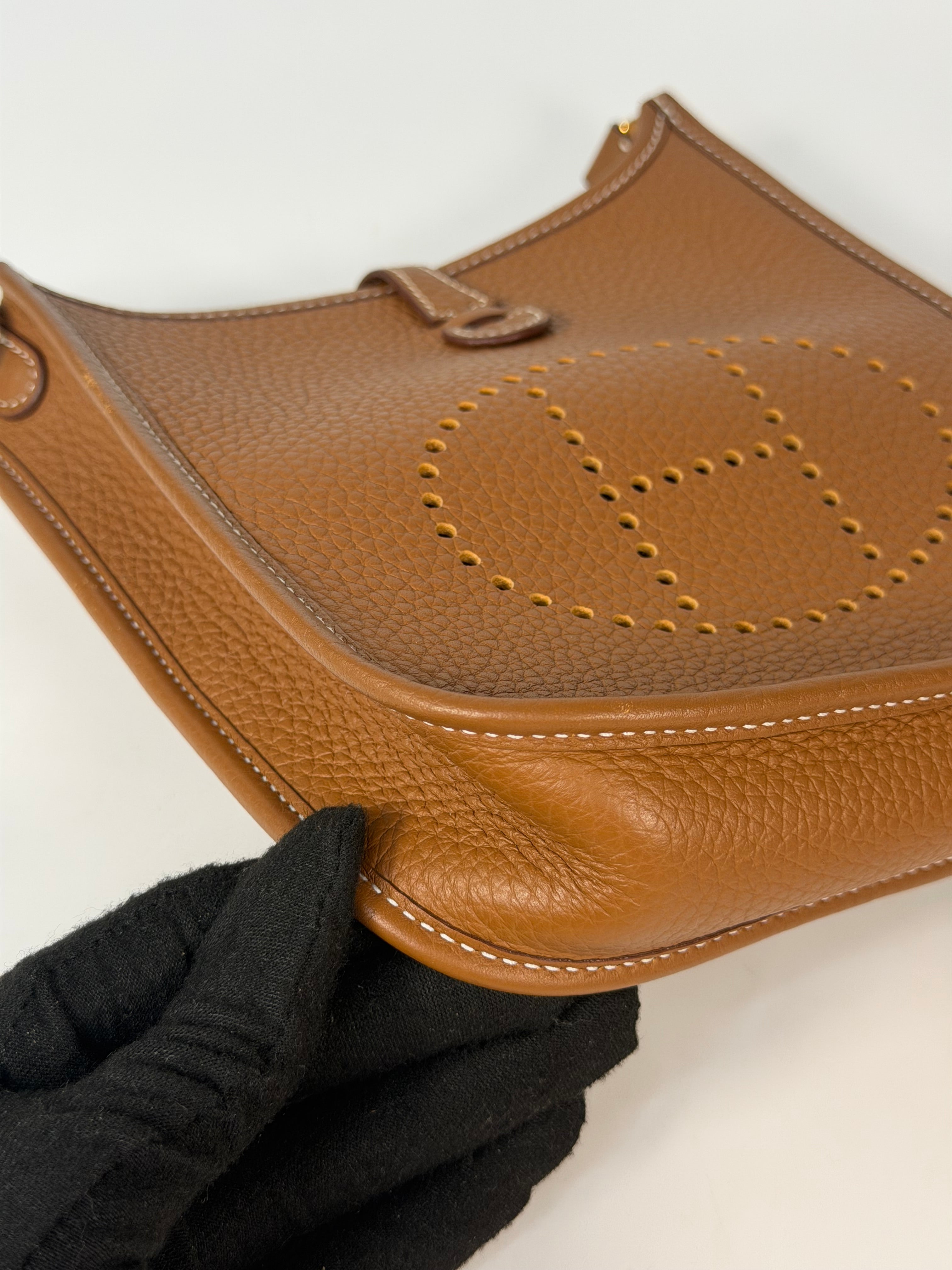 Hermès Evelyne TPM In Gold Clemence Leather With Gold Hardware In Very Good Condition 100% authentic and preloved