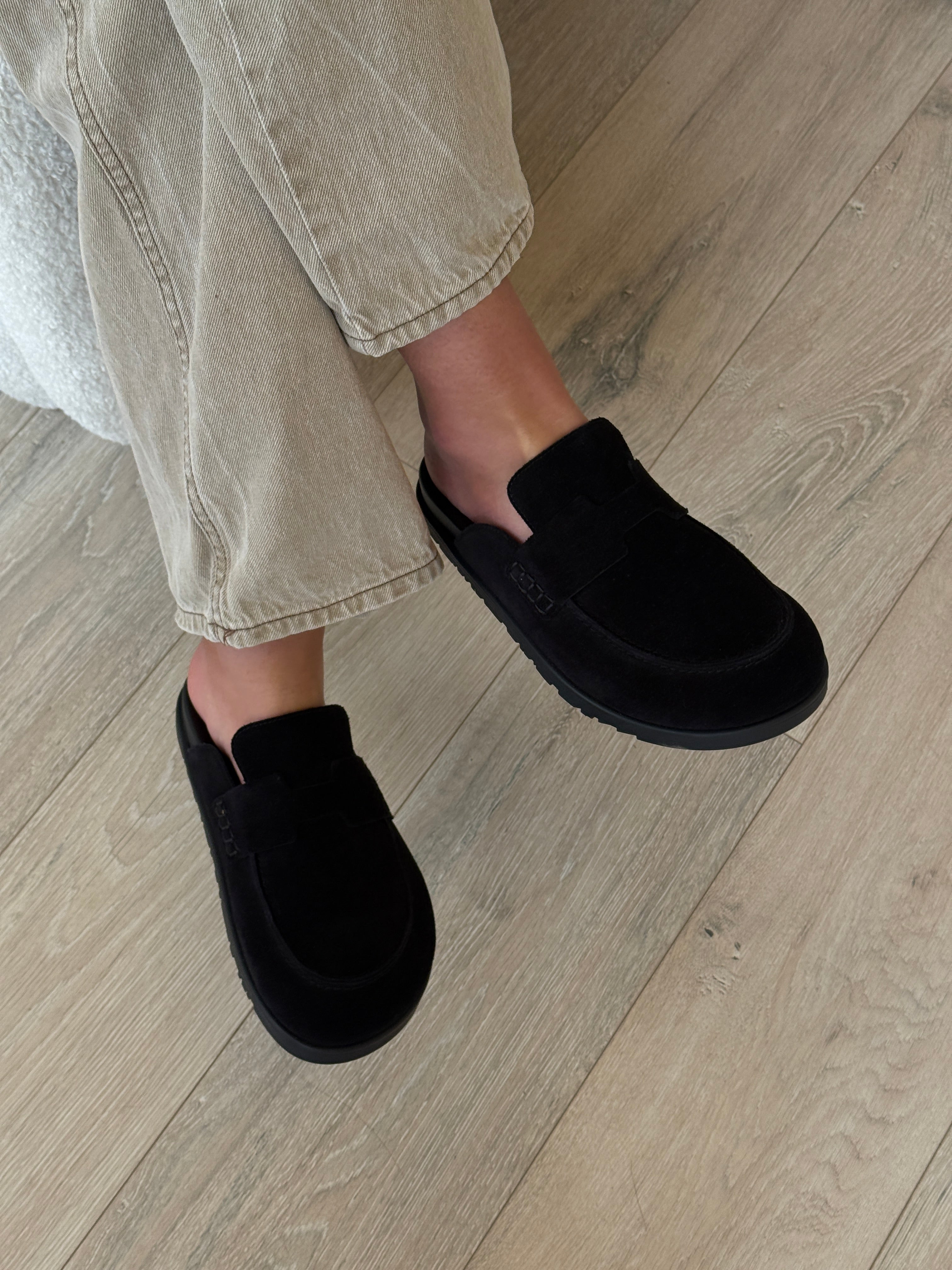 Authentic and preloved Hermès Go Mules In Black (EU38/ UK5) Excellent condition. Verified by Luxe Cheshire