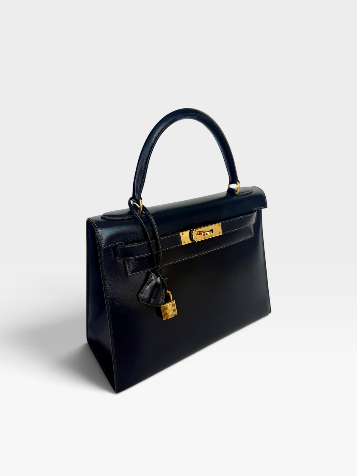 Hermès Vintage Kelly 28 In Navy Sellier Box Leather With Gold Hardware. 100% authentic and preloved in excellent condition.