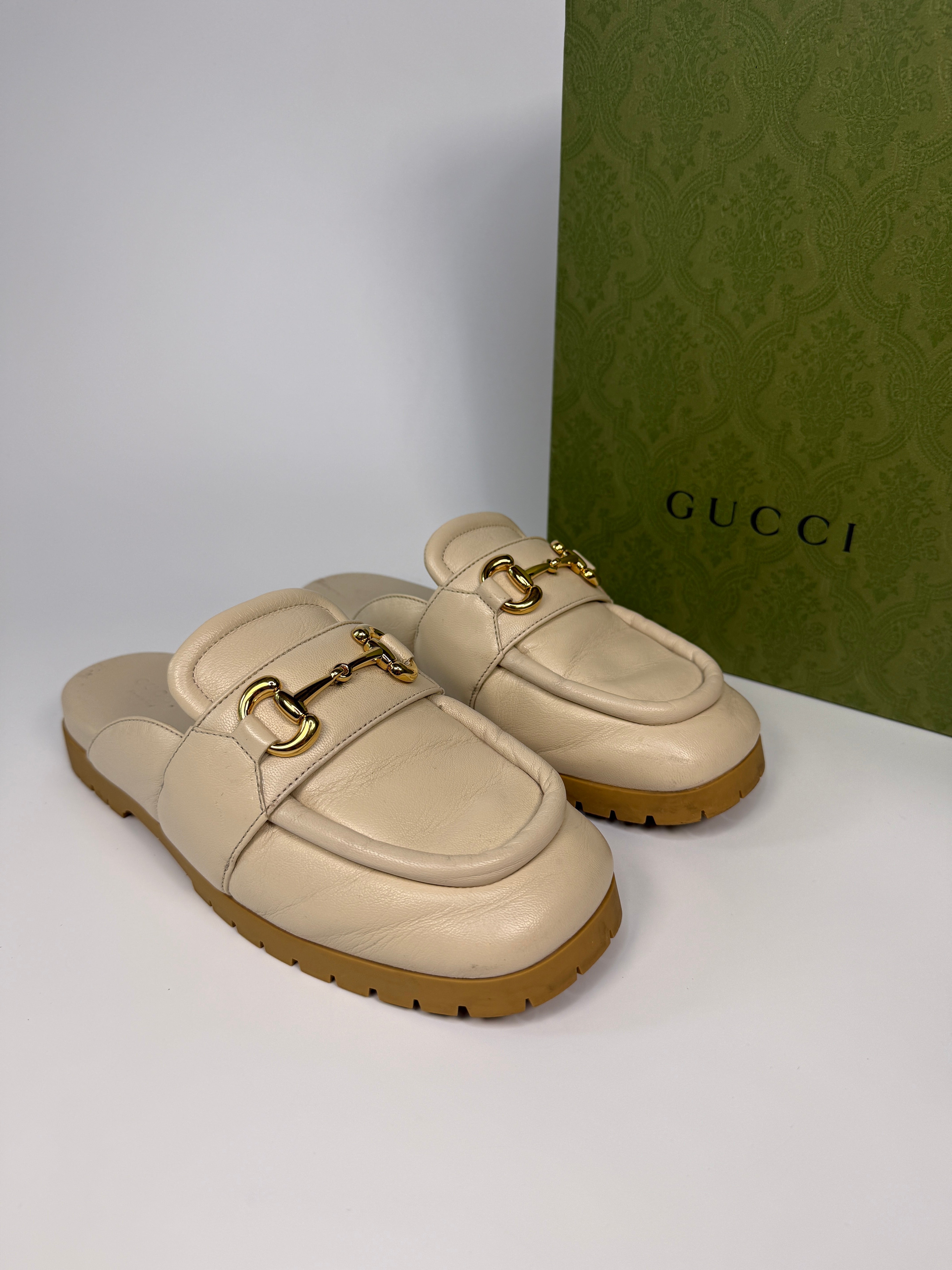 Gucci Mules In Ivory Leather in excellent condition.
Authentic Pre Loved Verified by Luxe Cheshire Trusted Designer resale