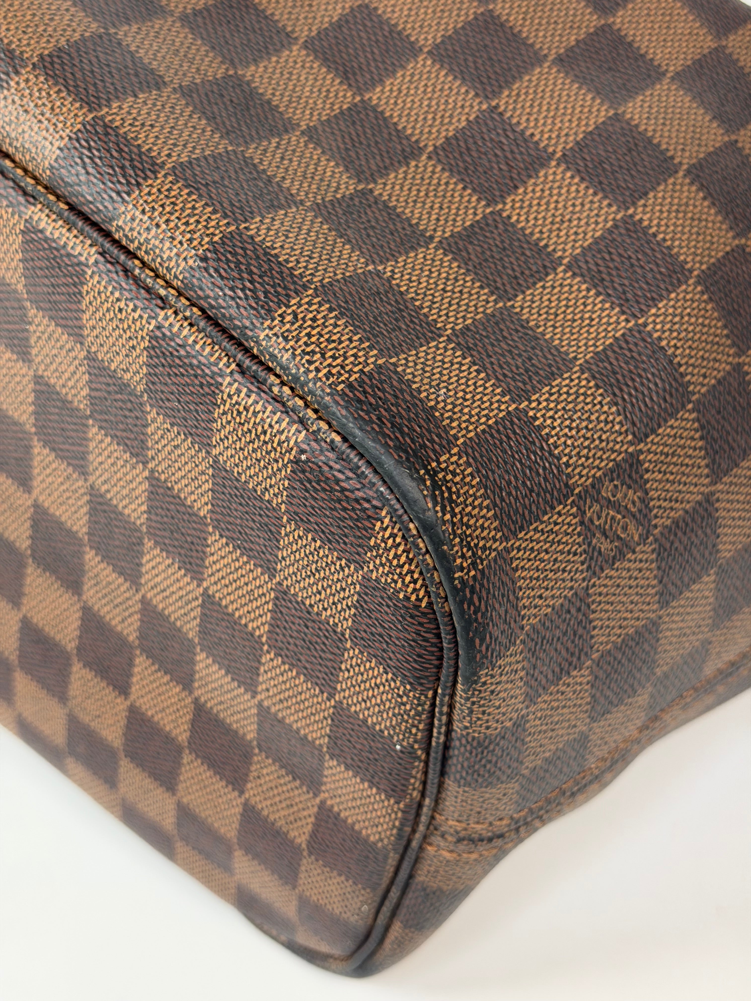 Louis Vuitton Neverfull MM In Damier Ebene Canvas Gold Hardware. Authentic and preloved in very good condition. Verified by Luxe Cheshire. 100% guarantee