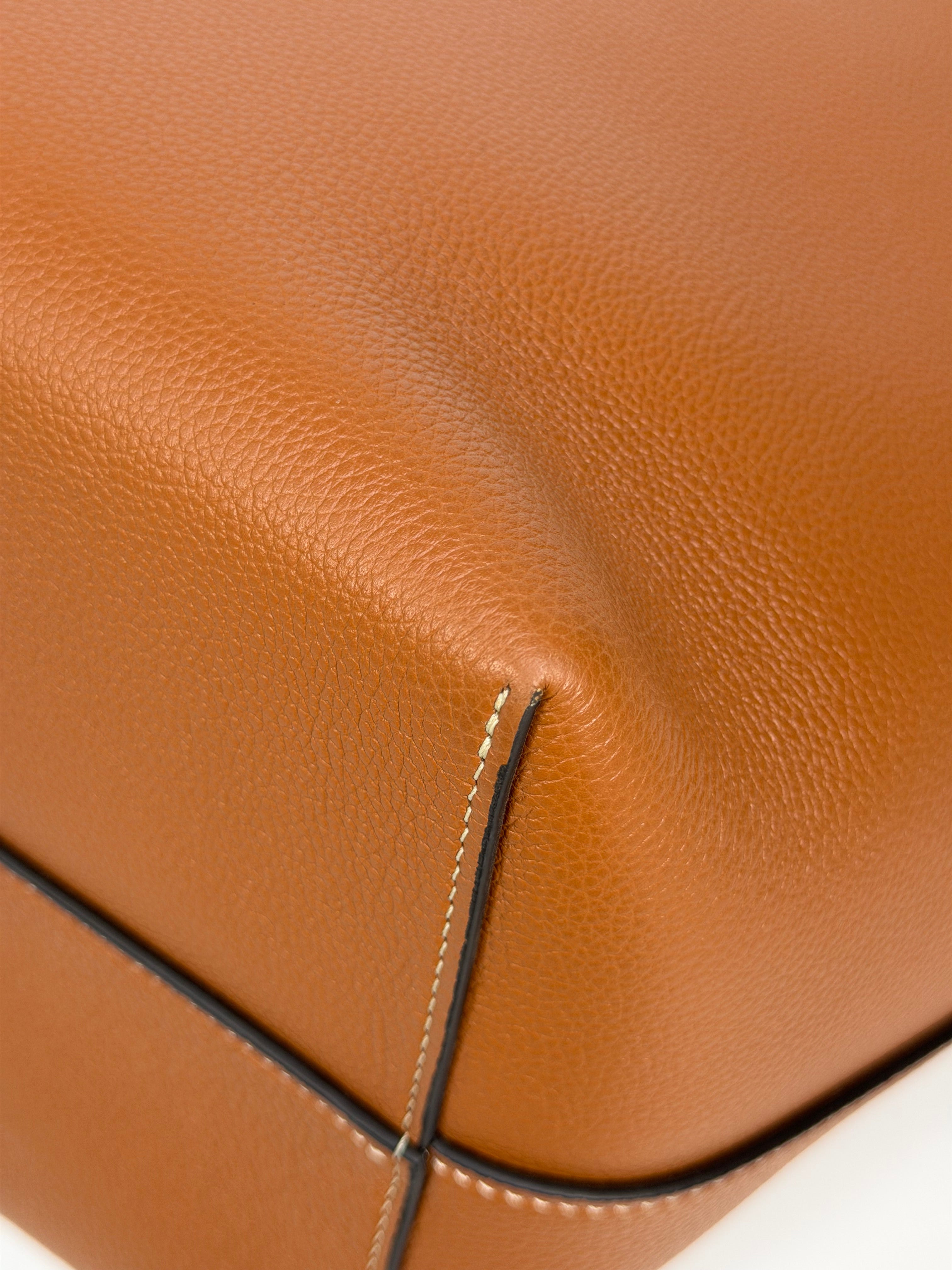 Celine Medium Cabas Anaïs Triomphe In Tan Grained Calfskin. Authentic and preloved in excellent condition