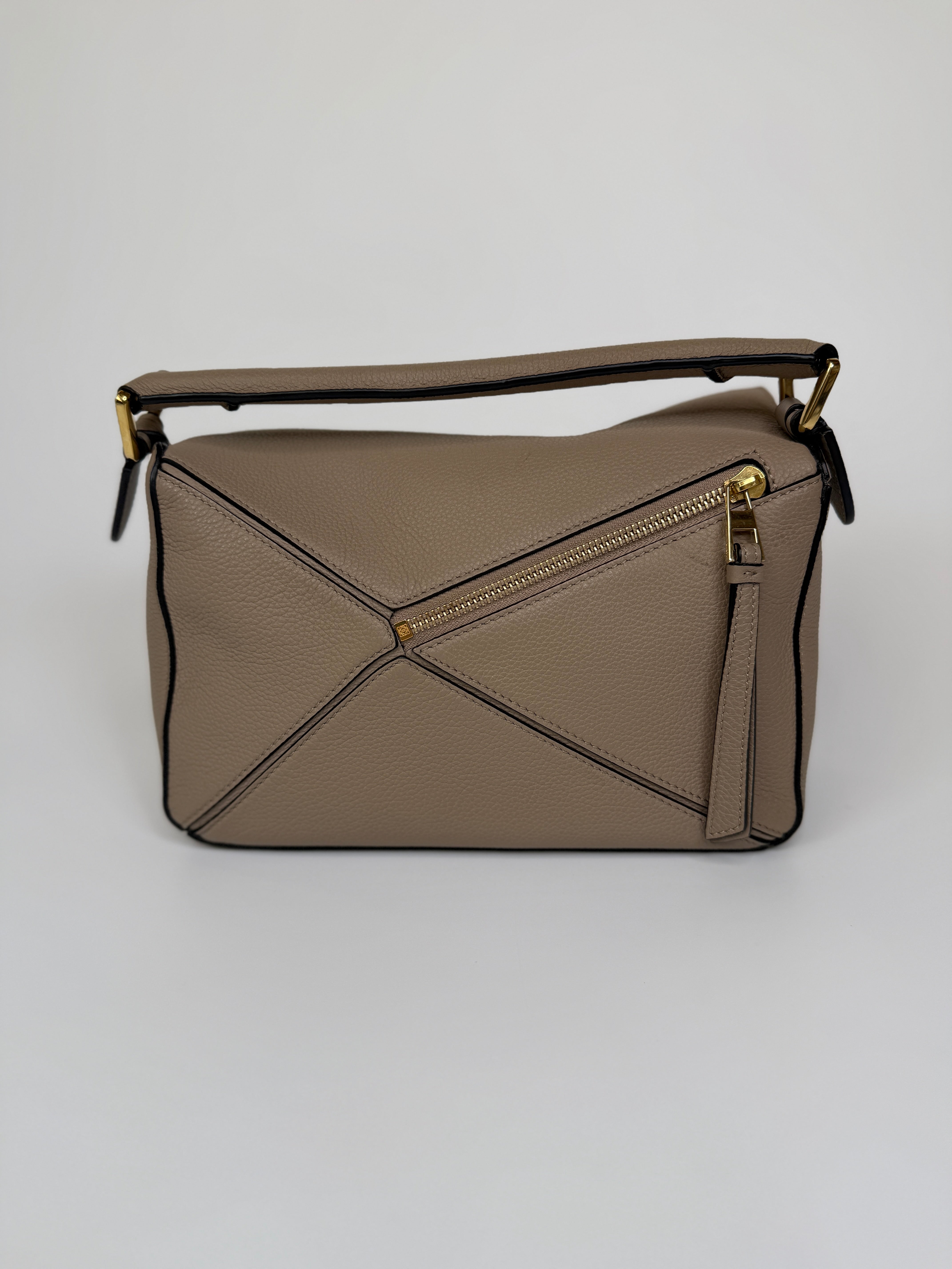 Authentic and preloved Loewe Small Puzzle bag In Taupe Calfskin Leather With Gold Hardware In Excellent Condition. 100% Authenticity guarantee