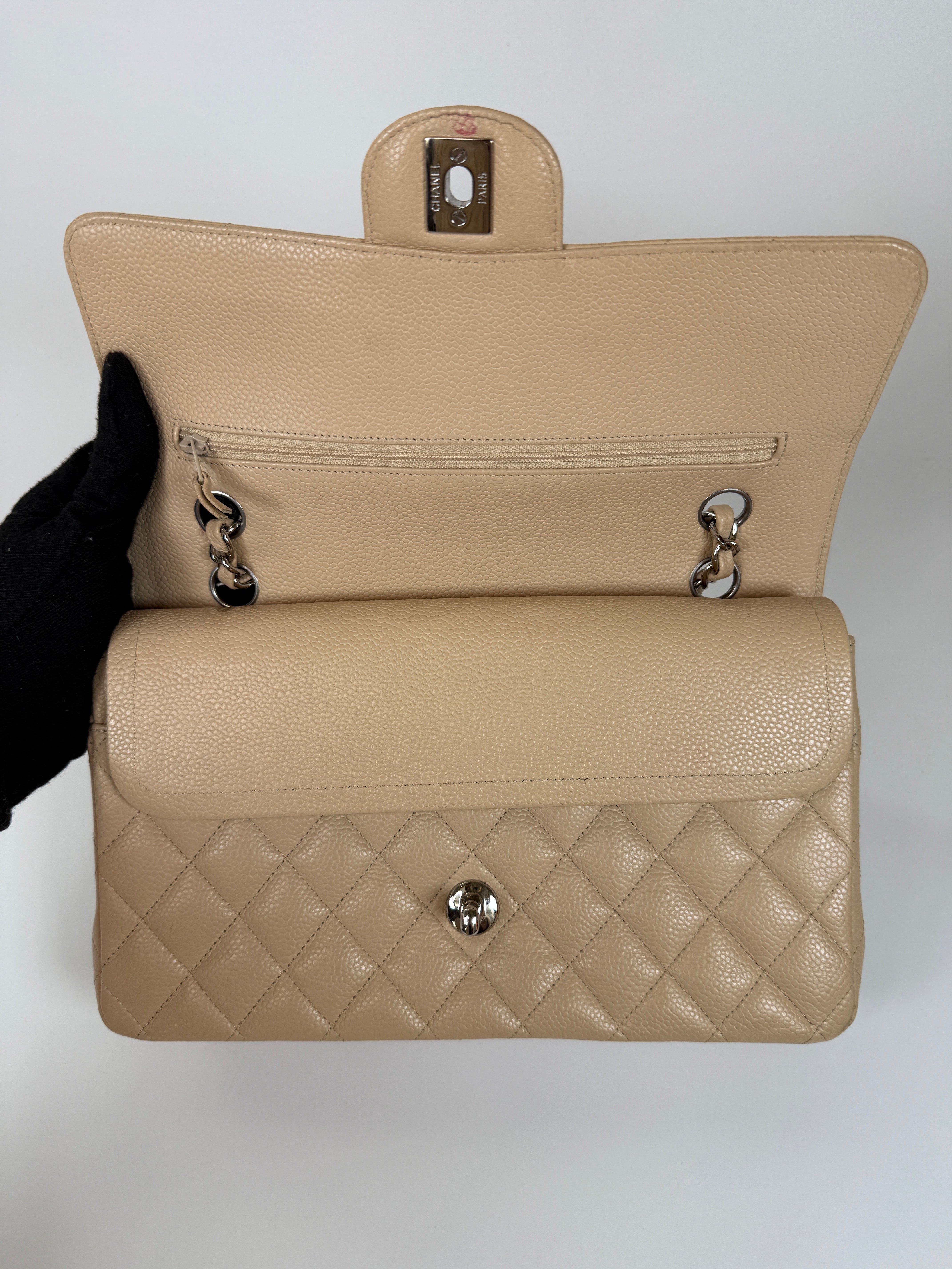 Chanel Medium Classic Double Flap Light Beige Caviar With Silver Hardware
Excellent condition, verified by Luxe Cheshire. International, fast and fully insured delivery. Trusted designer resale.