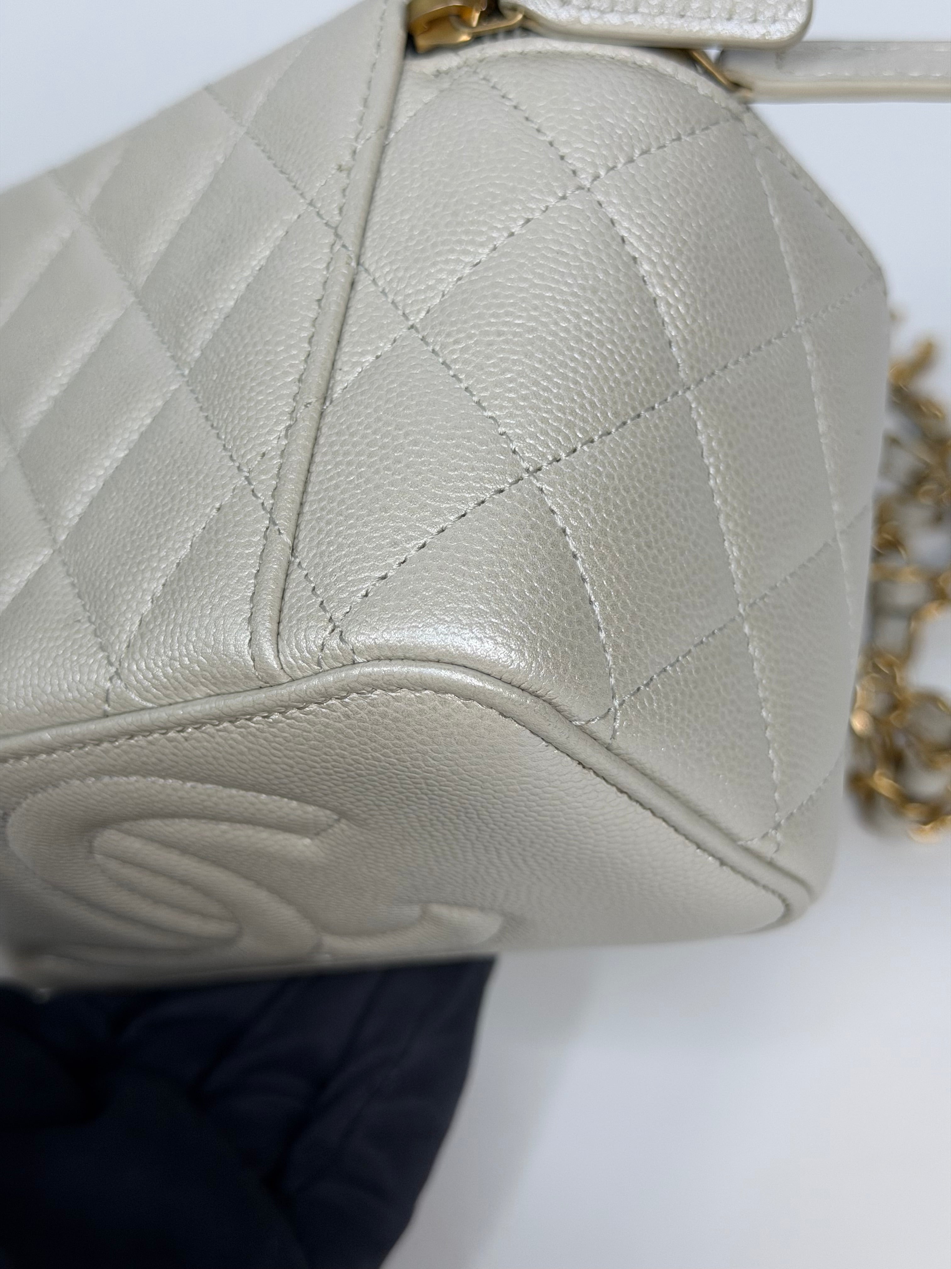 Chanel Vanity In Light Pearl Grey Caviar Leather With Gold Hardware. Authentic and preloved in excellent condition.
