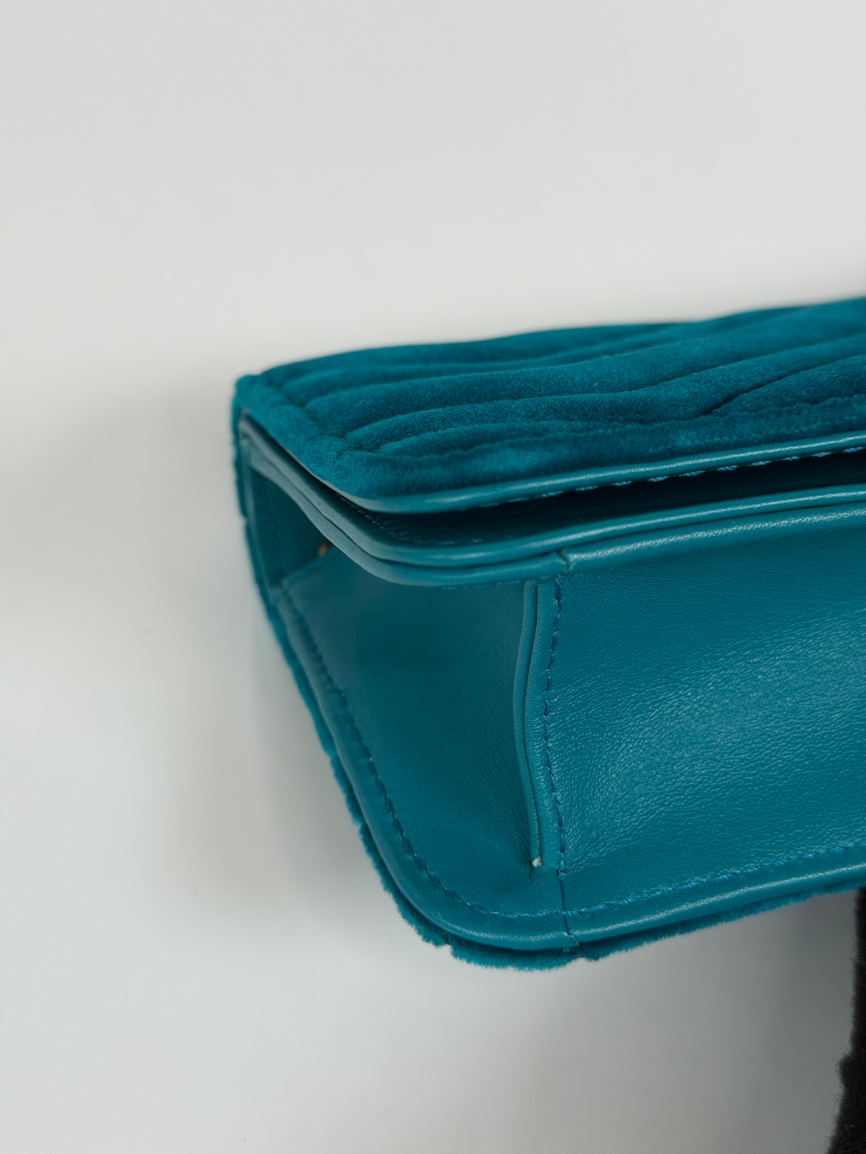 Gucci Wallet On Chain In Turquoise Velvet Excellent condition. Authentic and preloved. Insured next day delivery international shipping. Verified by Luxe Cheshire.