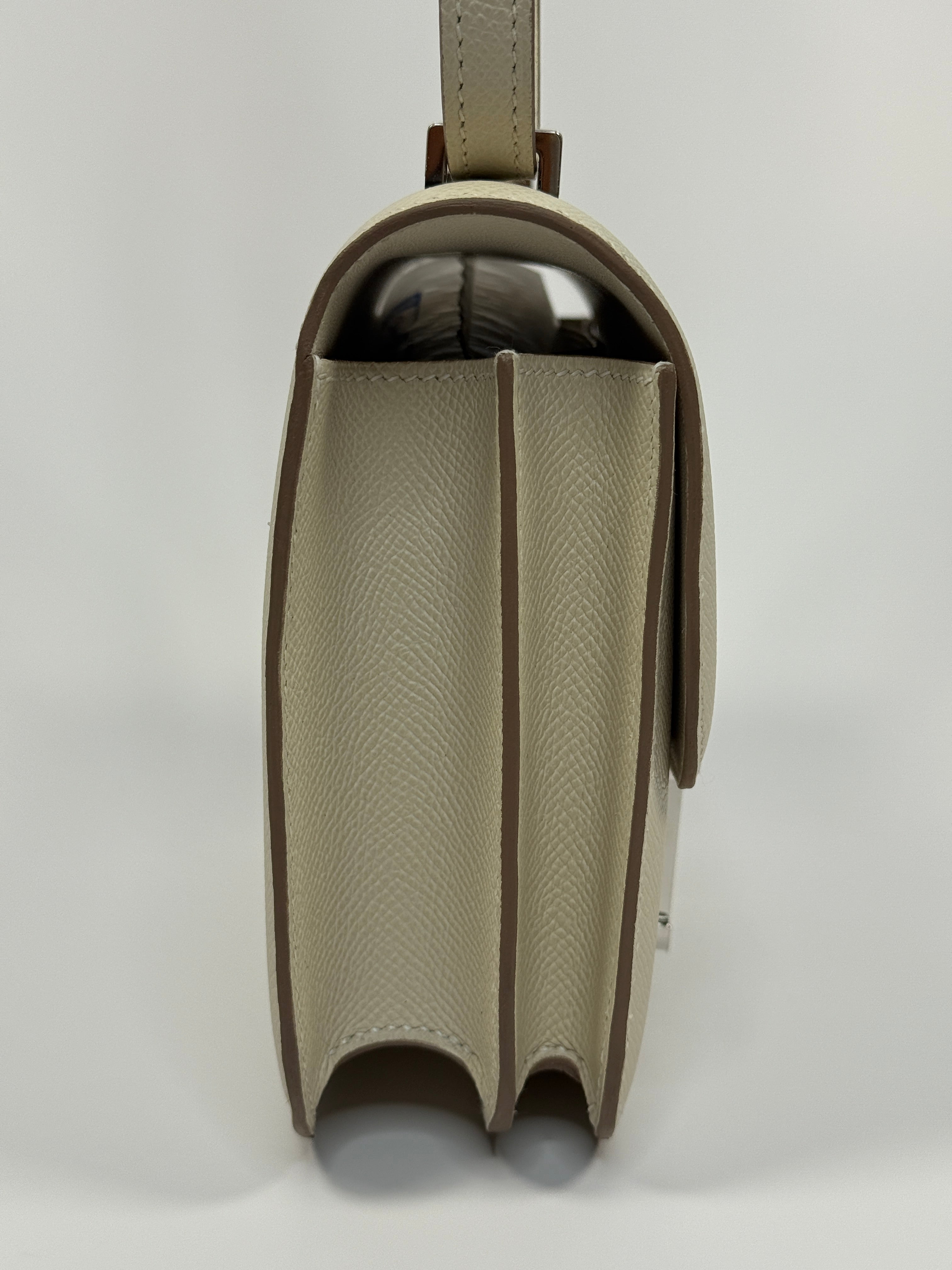 Hermès Constance 18 In Craie Epsom Leather With Lacquered Hardware , new and unused condition. Authentic and preloved.