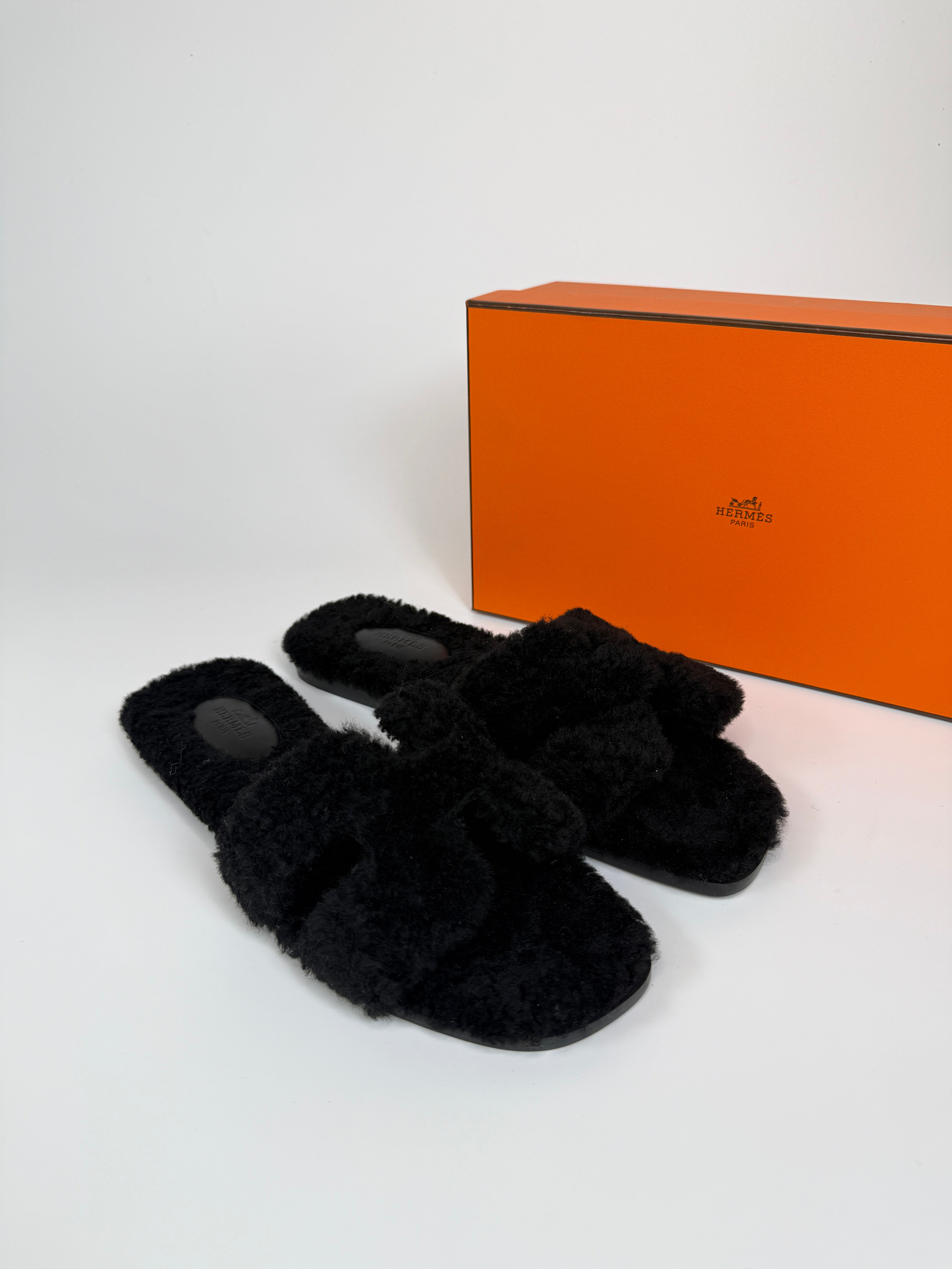 Authentic and preloved Hermès Oran Black Shearling Sandals (Size 39/UK6) 100% Authenticity guarantee in excellent condition