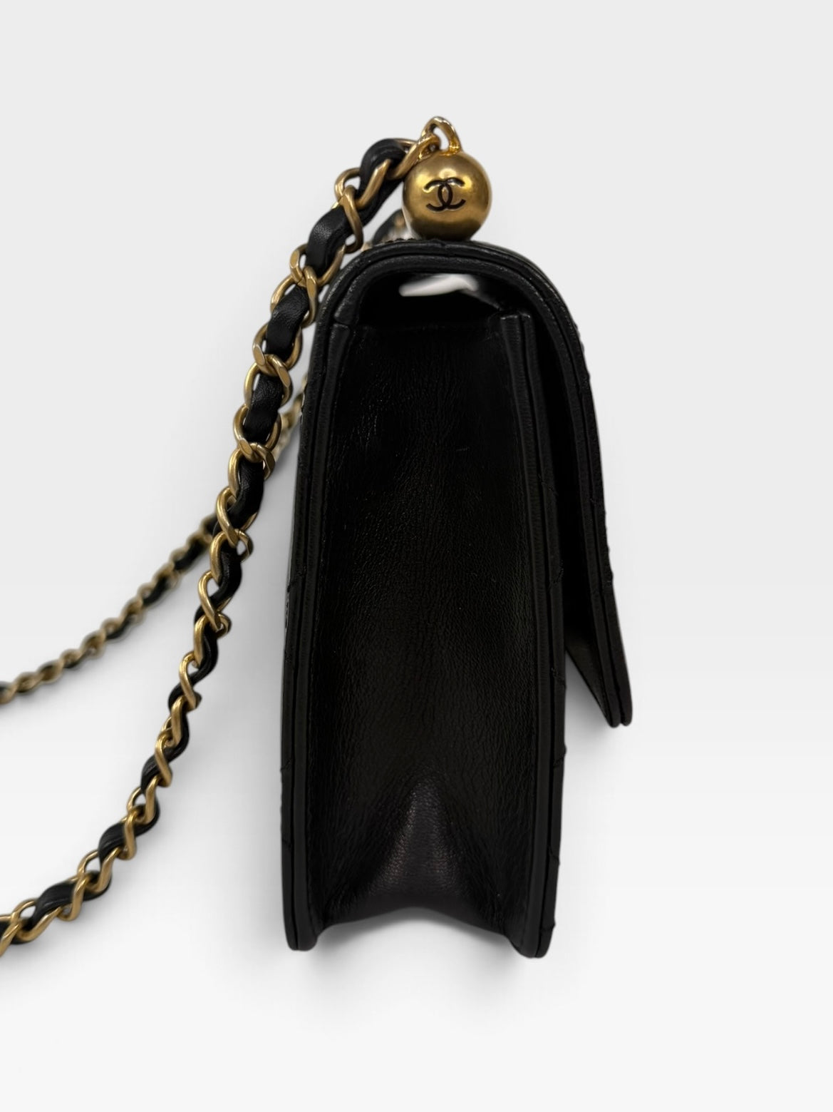 Chanel Chic Pearls Bag In Black Quilted Lambskin With Gold Hardware. 100% authentic and preloved in excellent condition