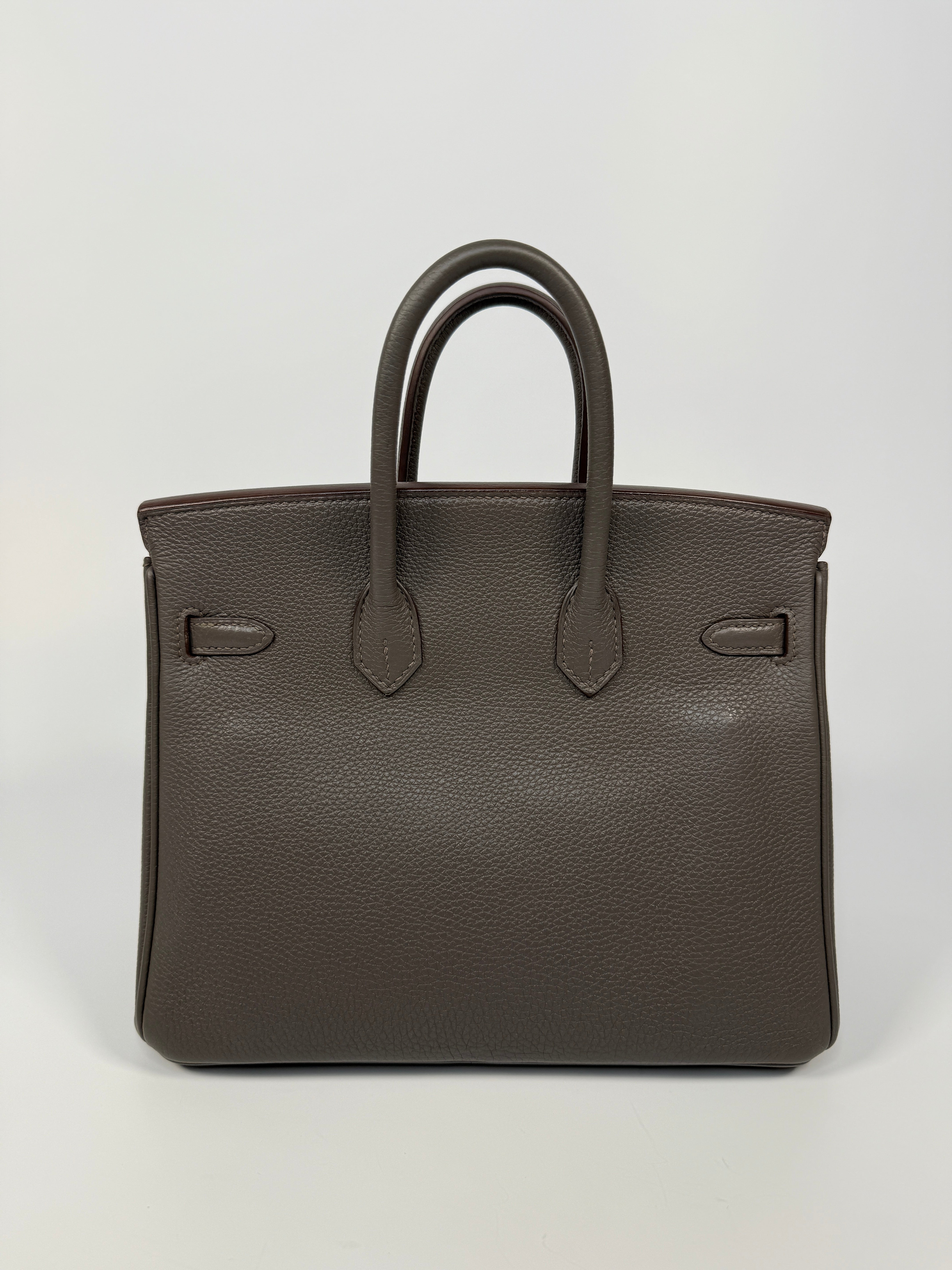 Hermès Birkin 25 In Etain Togo Leather With Gold Hardware. Authentic and pre loved. Excellent condition