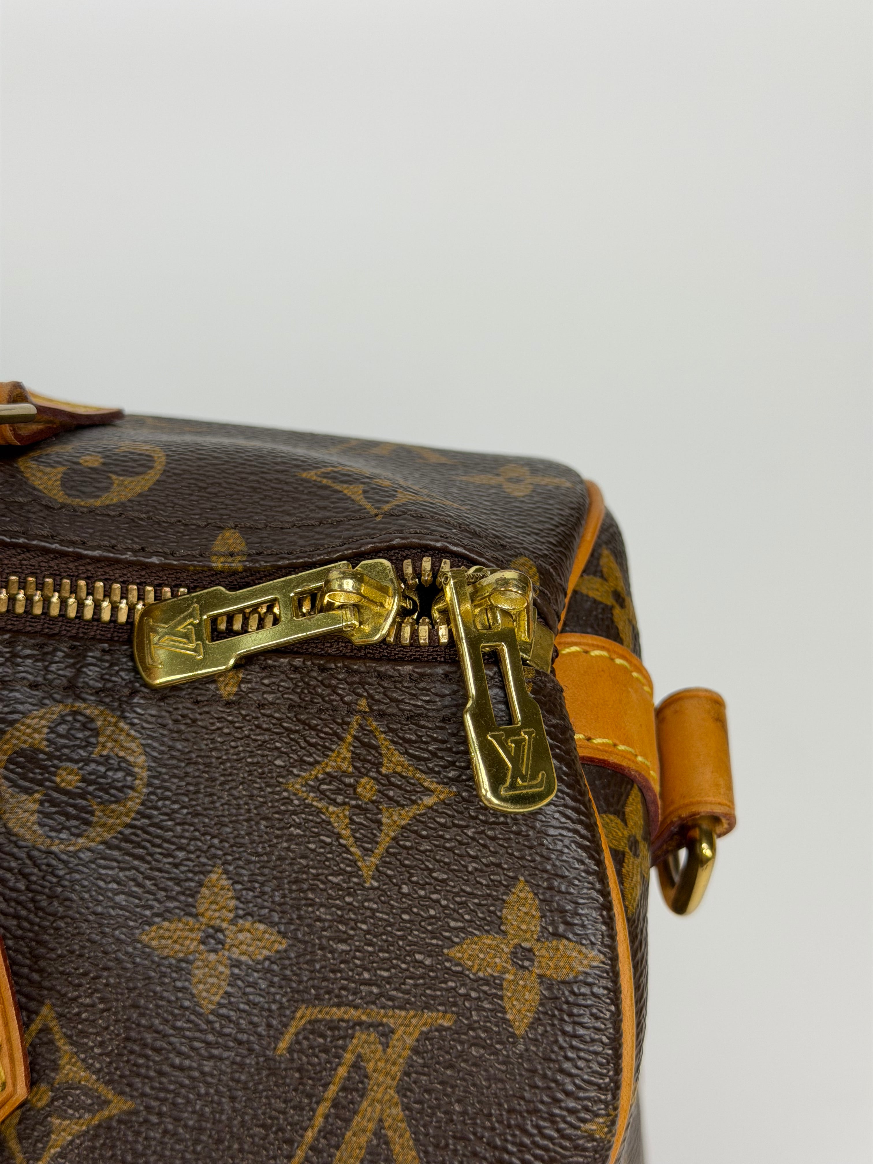 Louis Vuitton Bandoulière Speedy 30 In Monogram With Gold Hardware. Authentic and preloved in very good condition.