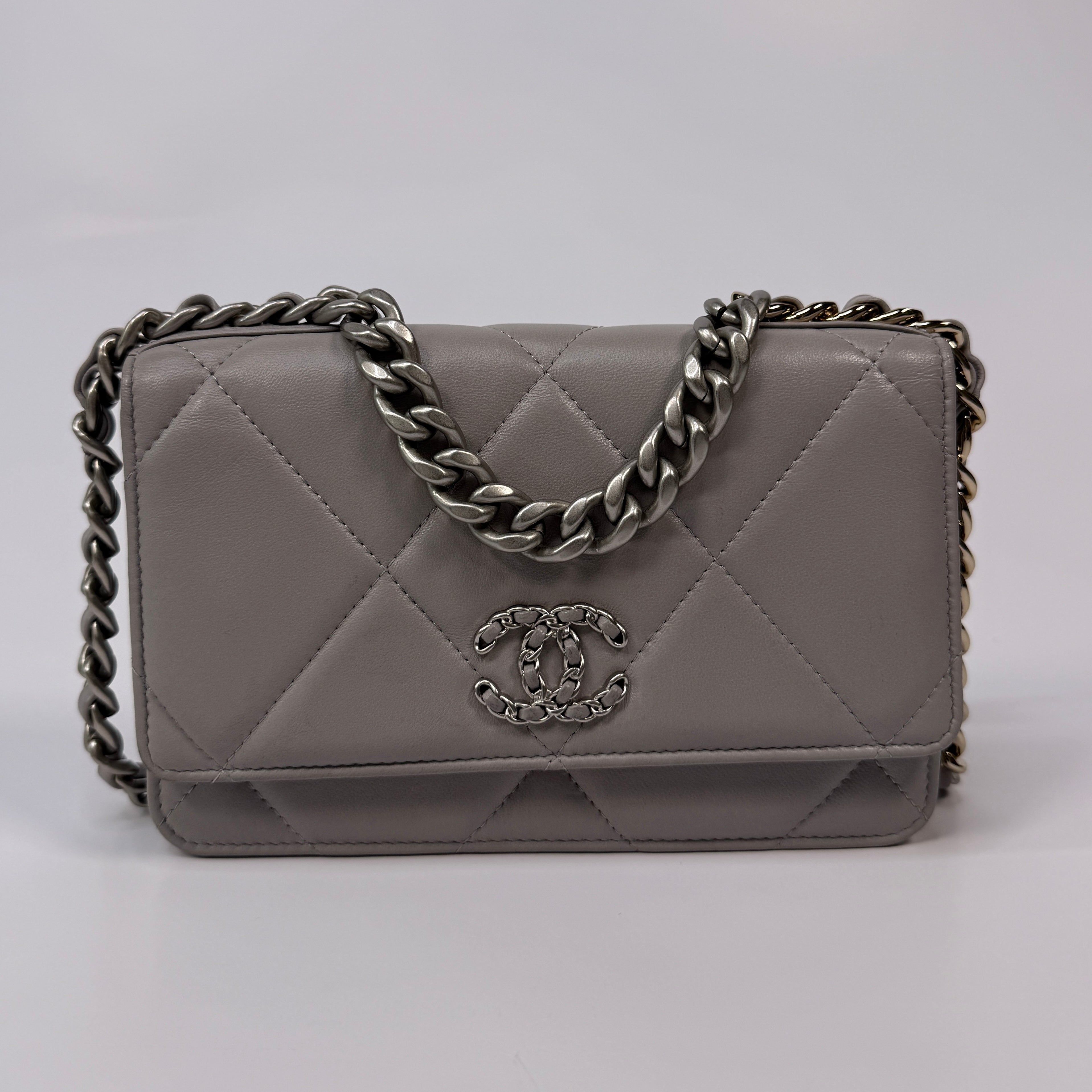 Chanel 19 Wallet On Chain
Pre Loved & Authentic