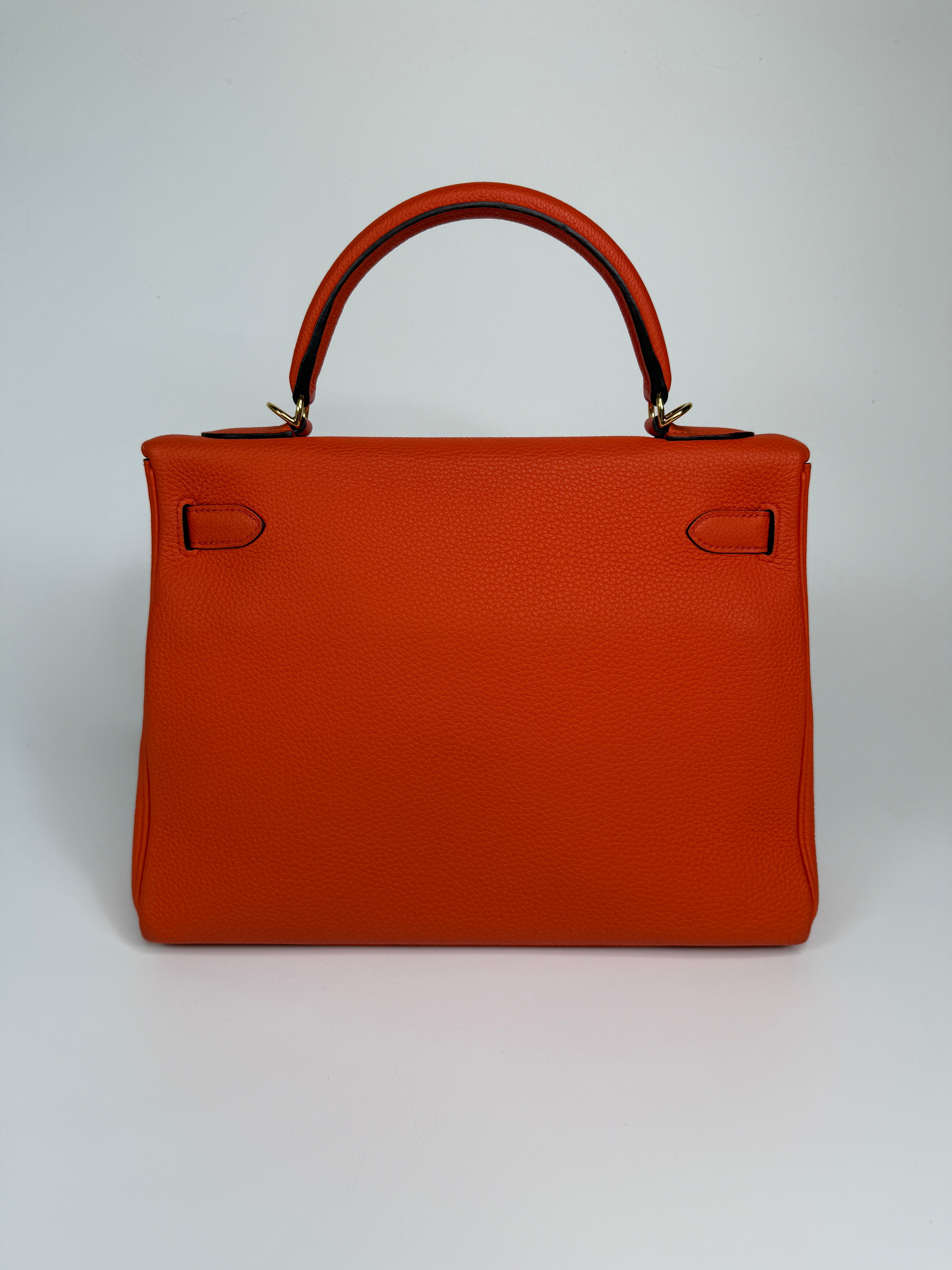 Authentic and preloved Hermès Kelly 28 In Cappucine Togo Leather Gold Hardware. Very Good Condition. 100% Authenticity guarantee