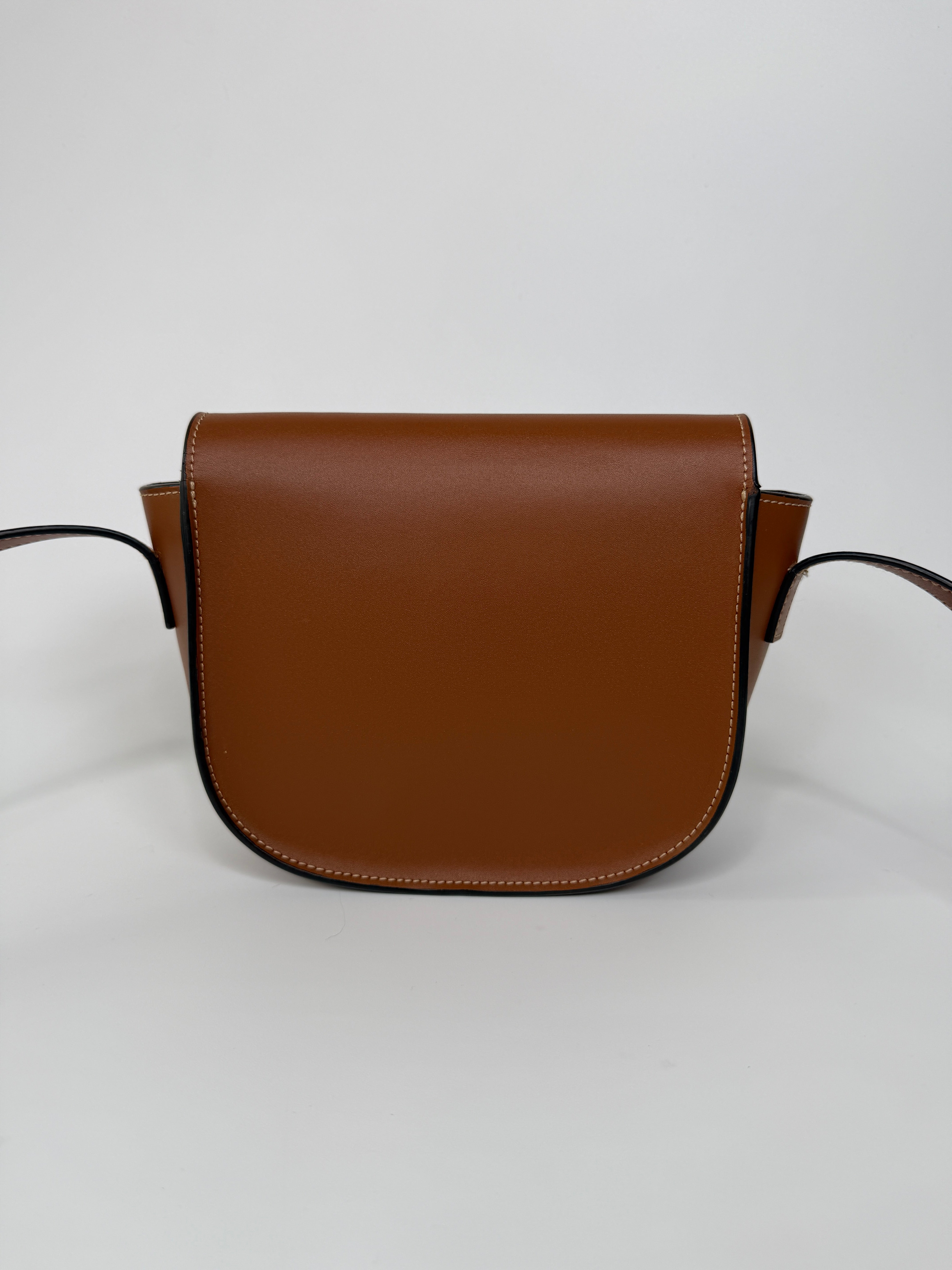 Celine Folco Cuir Triomphe Tan Leather Crossbody Bag
Authentic Pre Loved Verified by Luxe Cheshire Trusted Designer resale