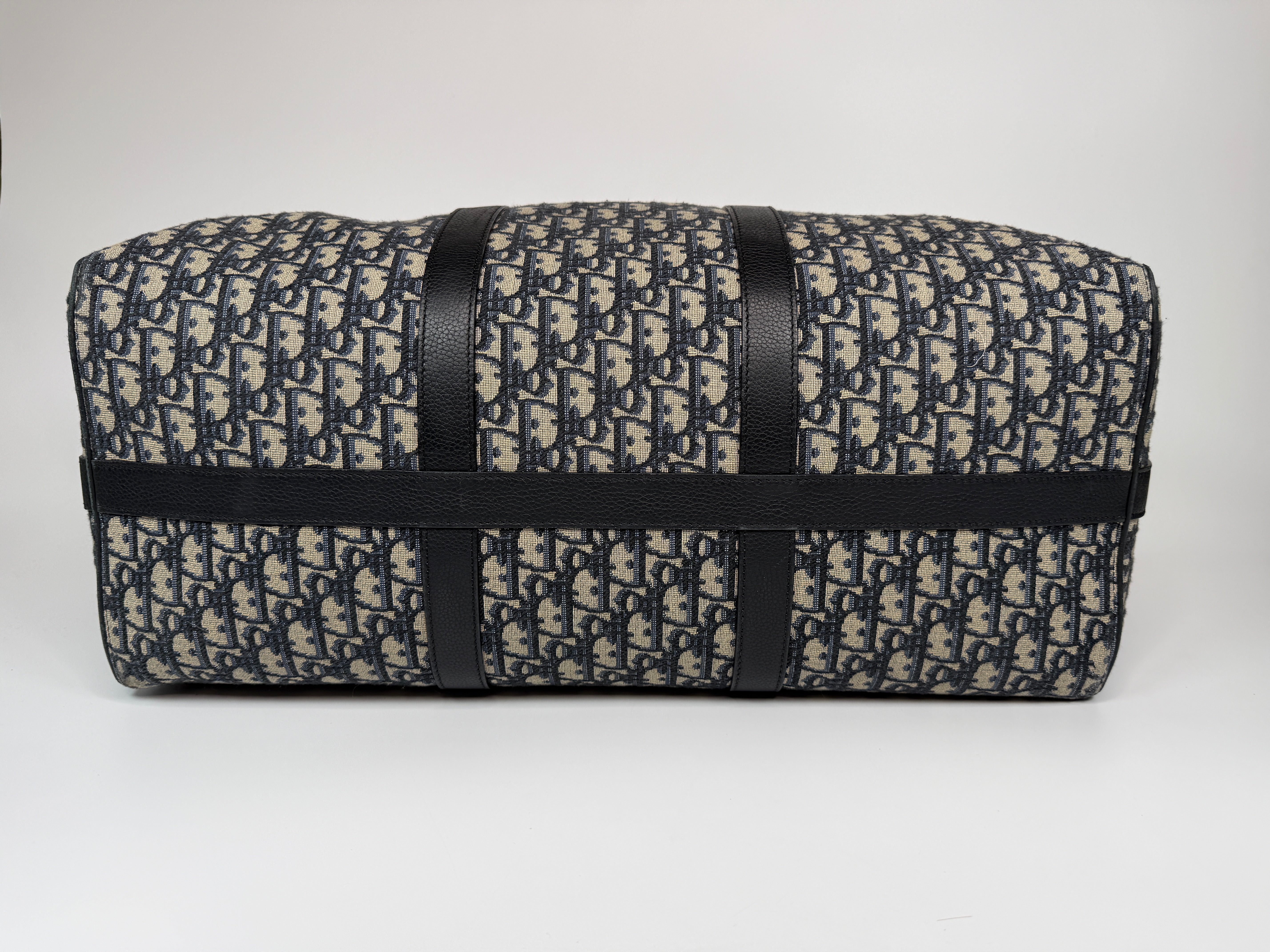 Christian Dior Oblique Canvas Travel Bag With Gold Hardware In Very Good Condition.
Authentic Pre Loved Verified by Luxe Cheshire Trusted Designer resale