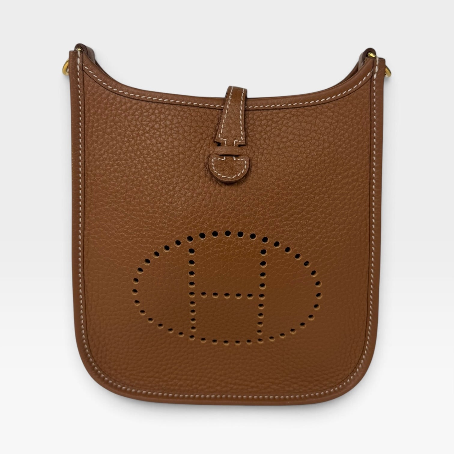 Hermès Evelyne TPM In Gold Clemence Leather With Gold Hardware In Very Good Condition 100% authentic and preloved