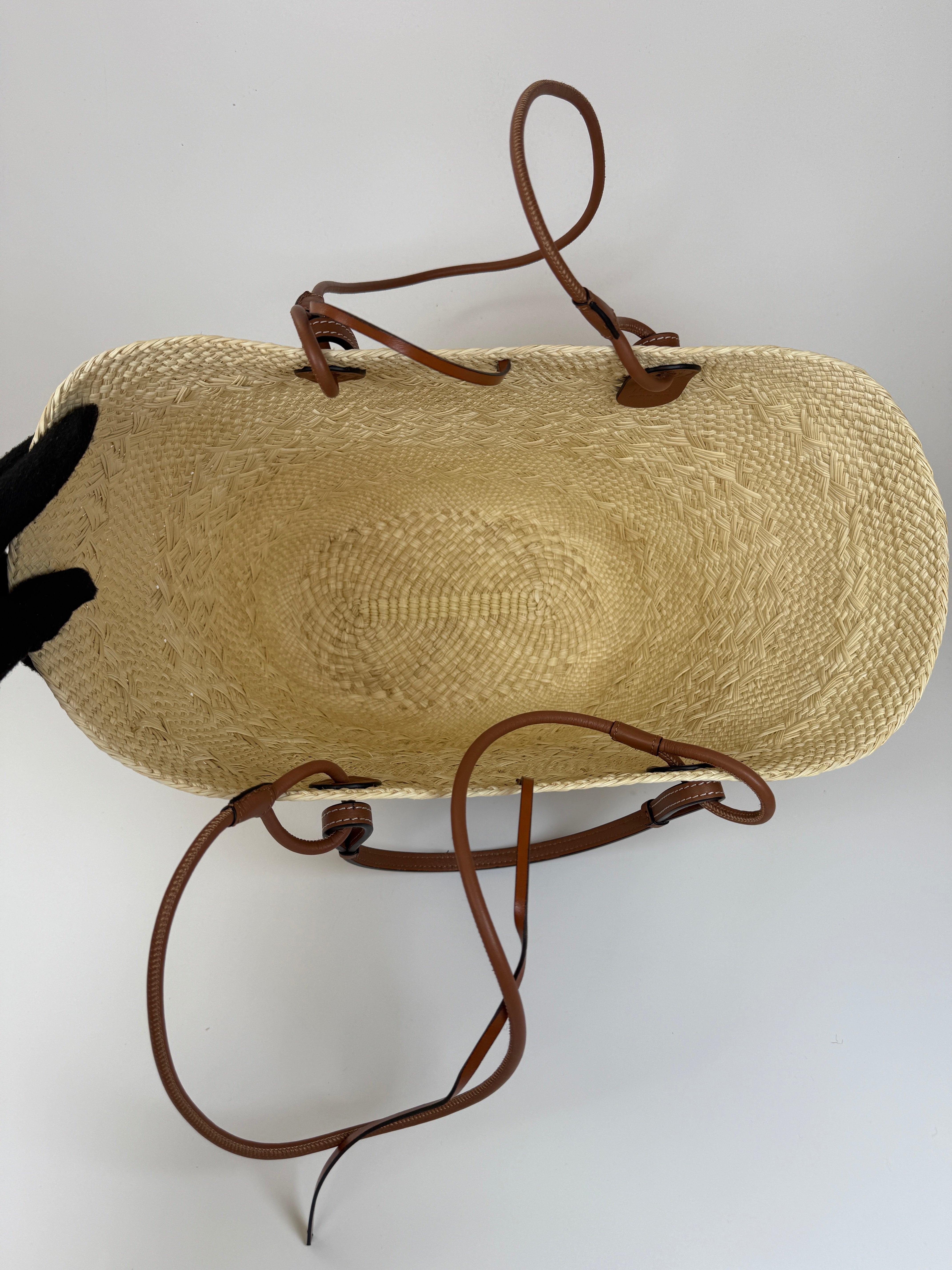 Authentic and preloved Loewe Paula's Ibiza Anagram Basket Bag In Excellent Condition. 100% Authenticity guarantee