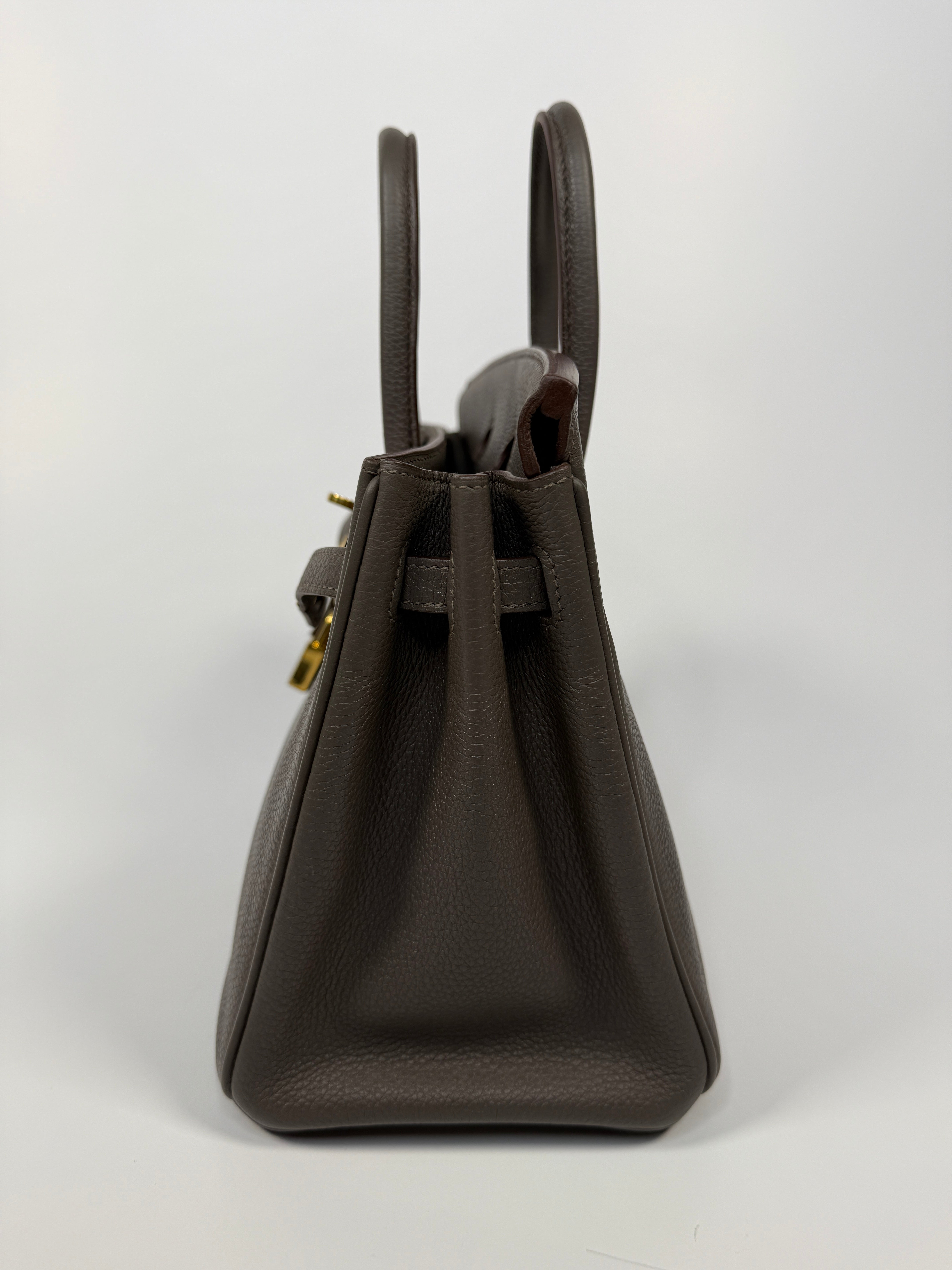 Hermès Birkin 25 In Etain Togo Leather With Gold Hardware. Authentic and pre loved. Excellent condition