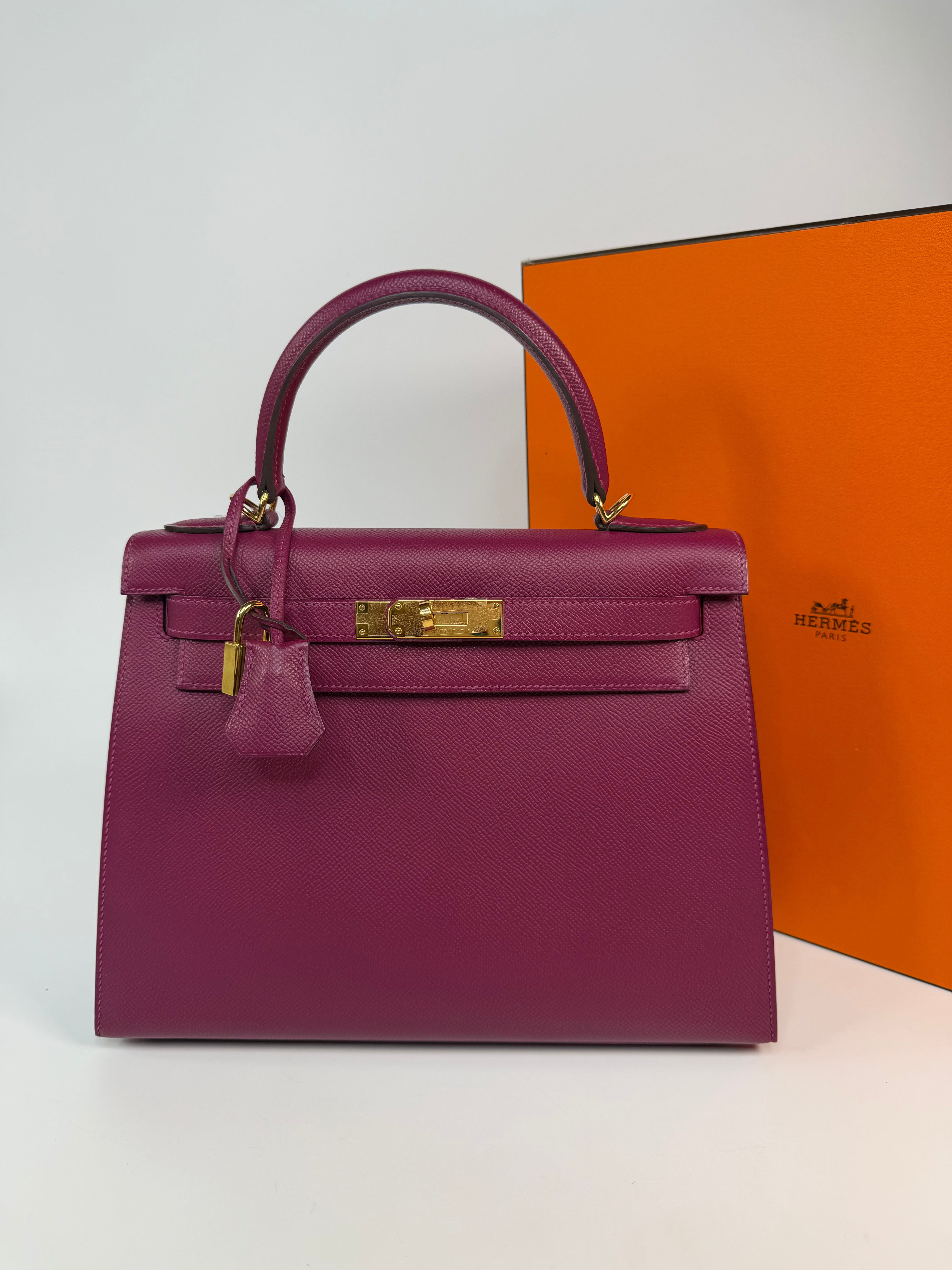 Hermès Kelly 28 In Tosca Epsom Leather With Gold Hardware 100% authentic and preloved in excellent condition