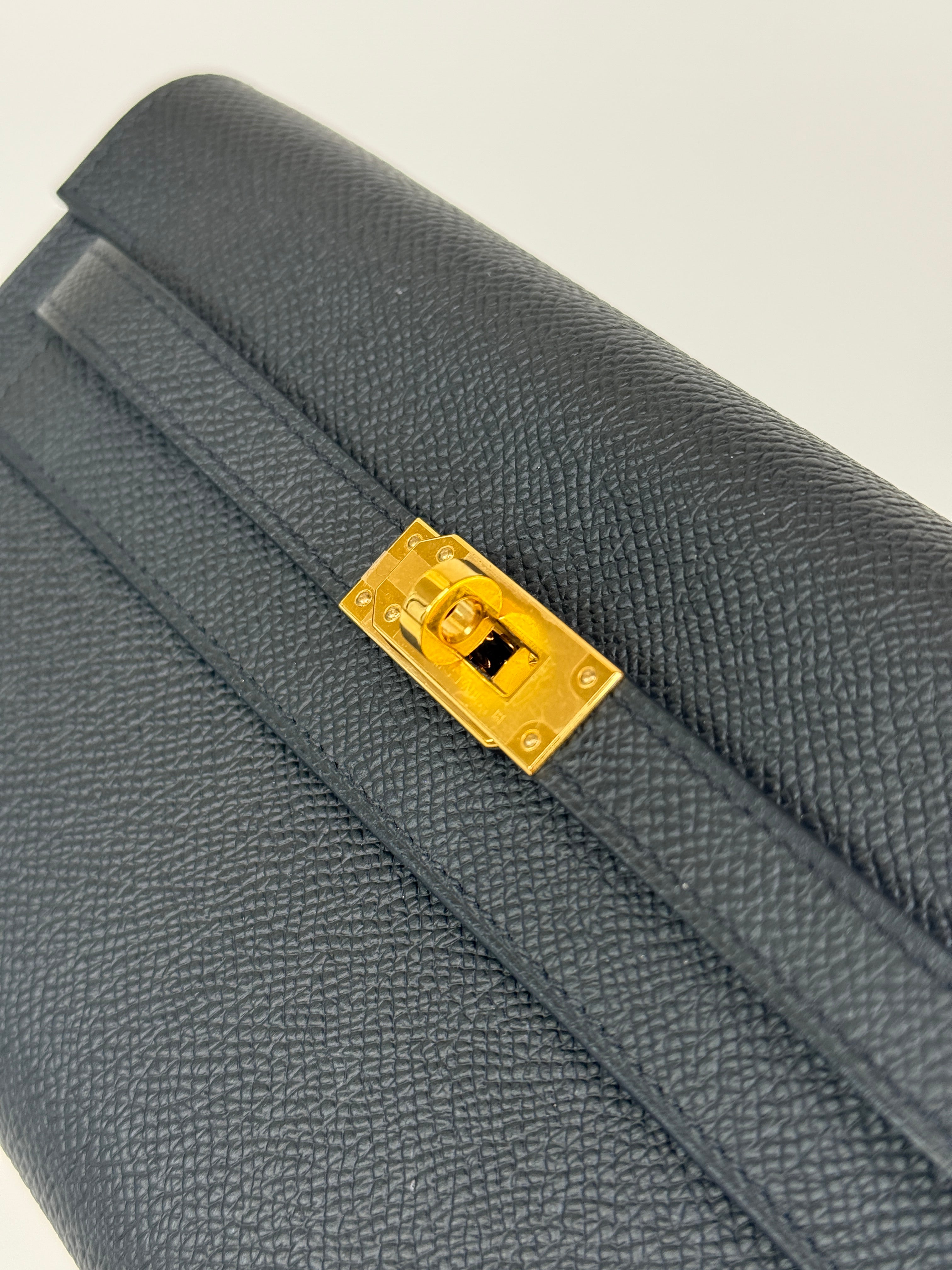 Authentic and preloved Hermès Kelly To Go In Black Epsom Leather With Gold Hardware. New Condition 100% Authenticity guarantee