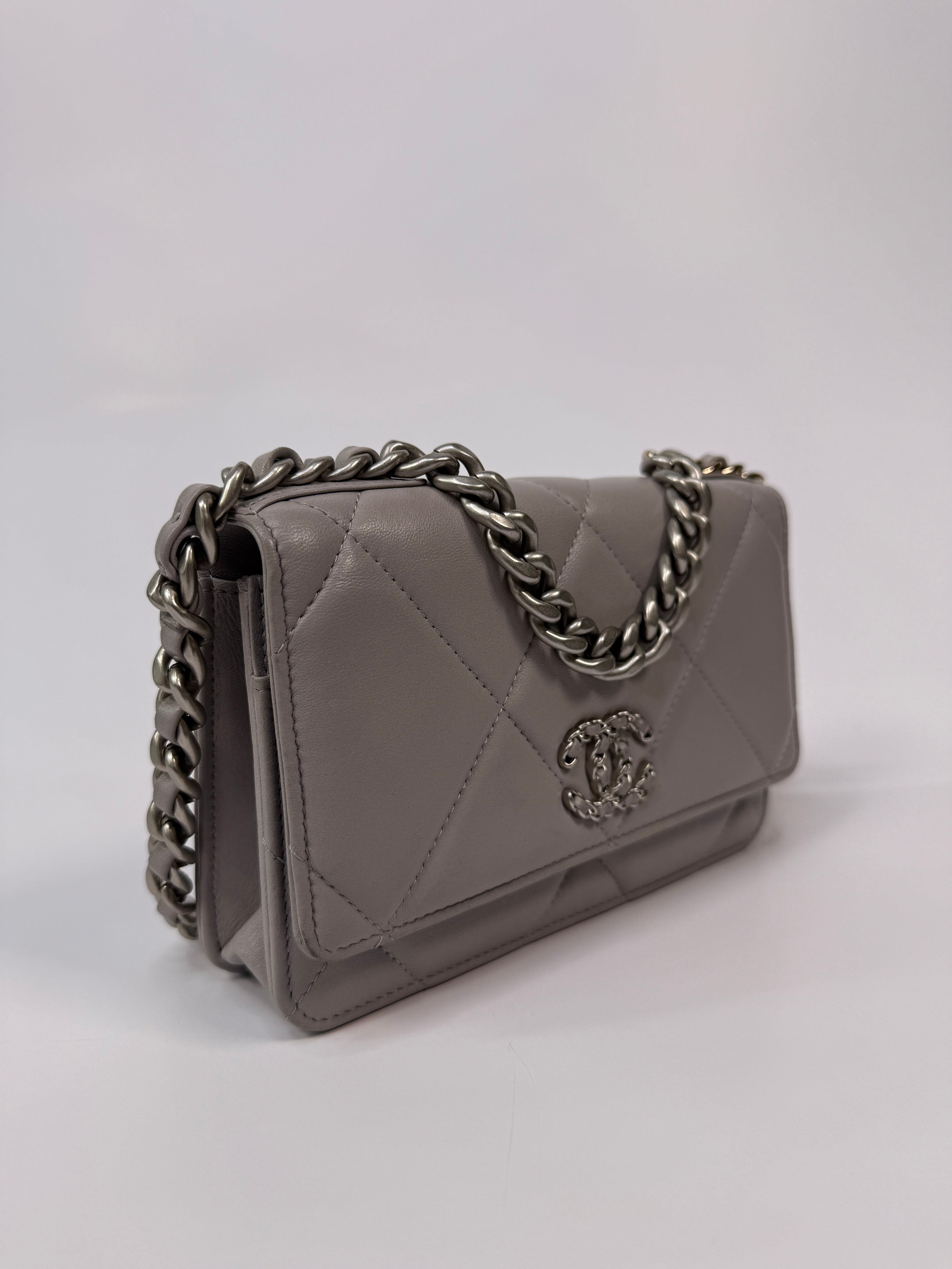 Chanel 19 Wallet On Chain
Pre Loved & Authentic