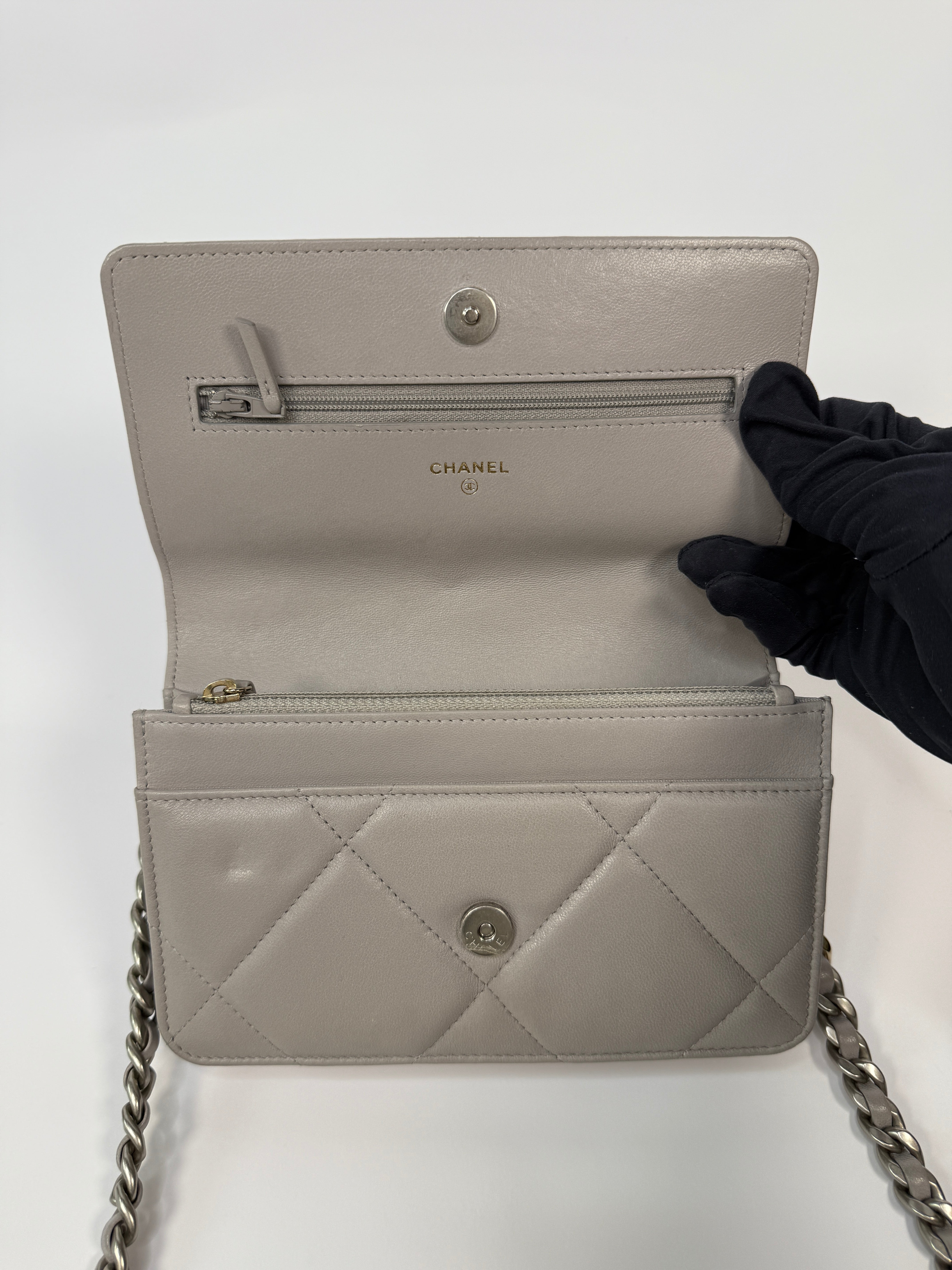 Chanel 19 Wallet On Chain
Pre Loved & Authentic