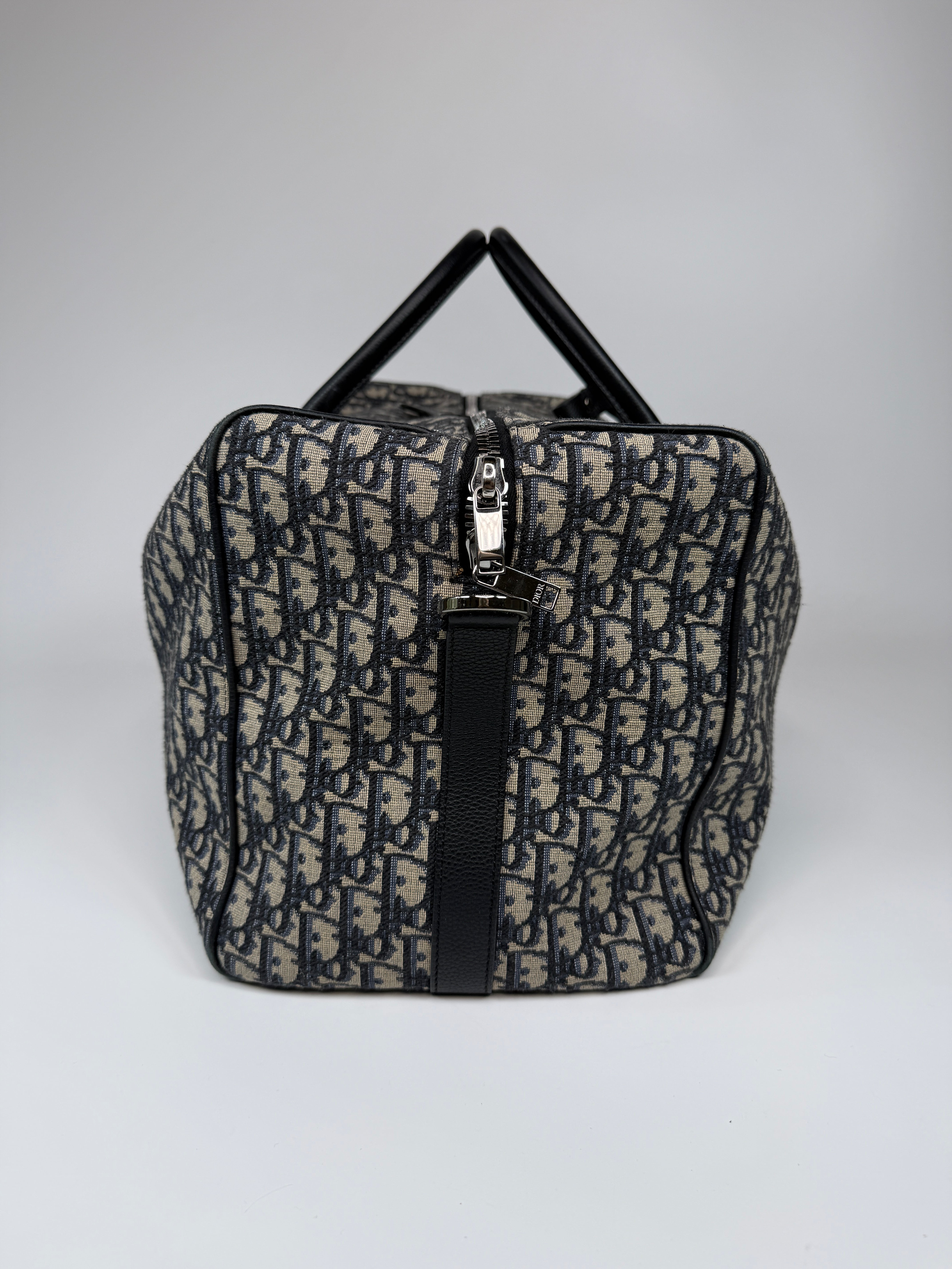 Christian Dior Oblique Canvas Travel Bag With Gold Hardware In Very Good Condition.
Authentic Pre Loved Verified by Luxe Cheshire Trusted Designer resale