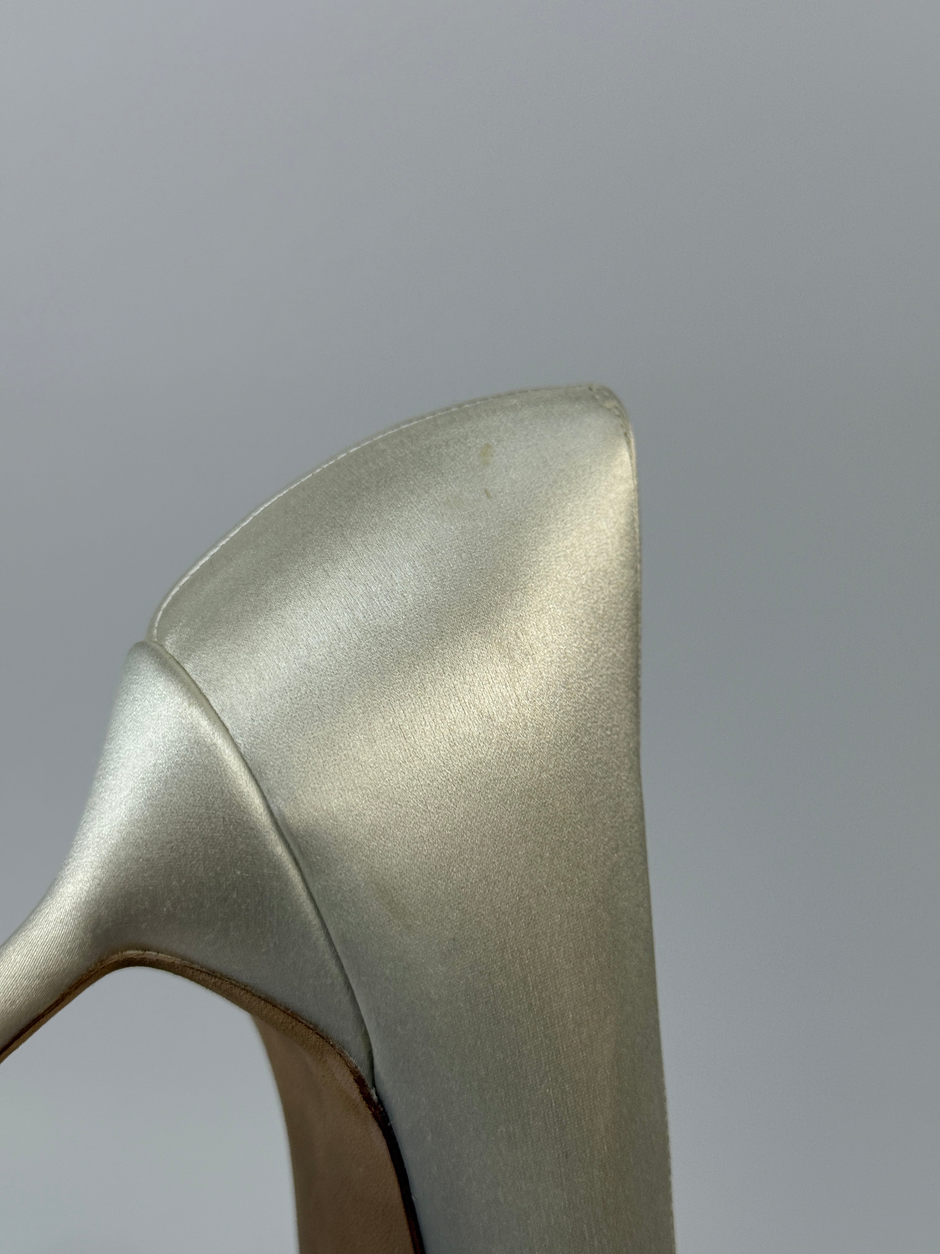 Manolo Blahnik Hangisi 90 Ivory Satin Pumps (Size 42/UK9)