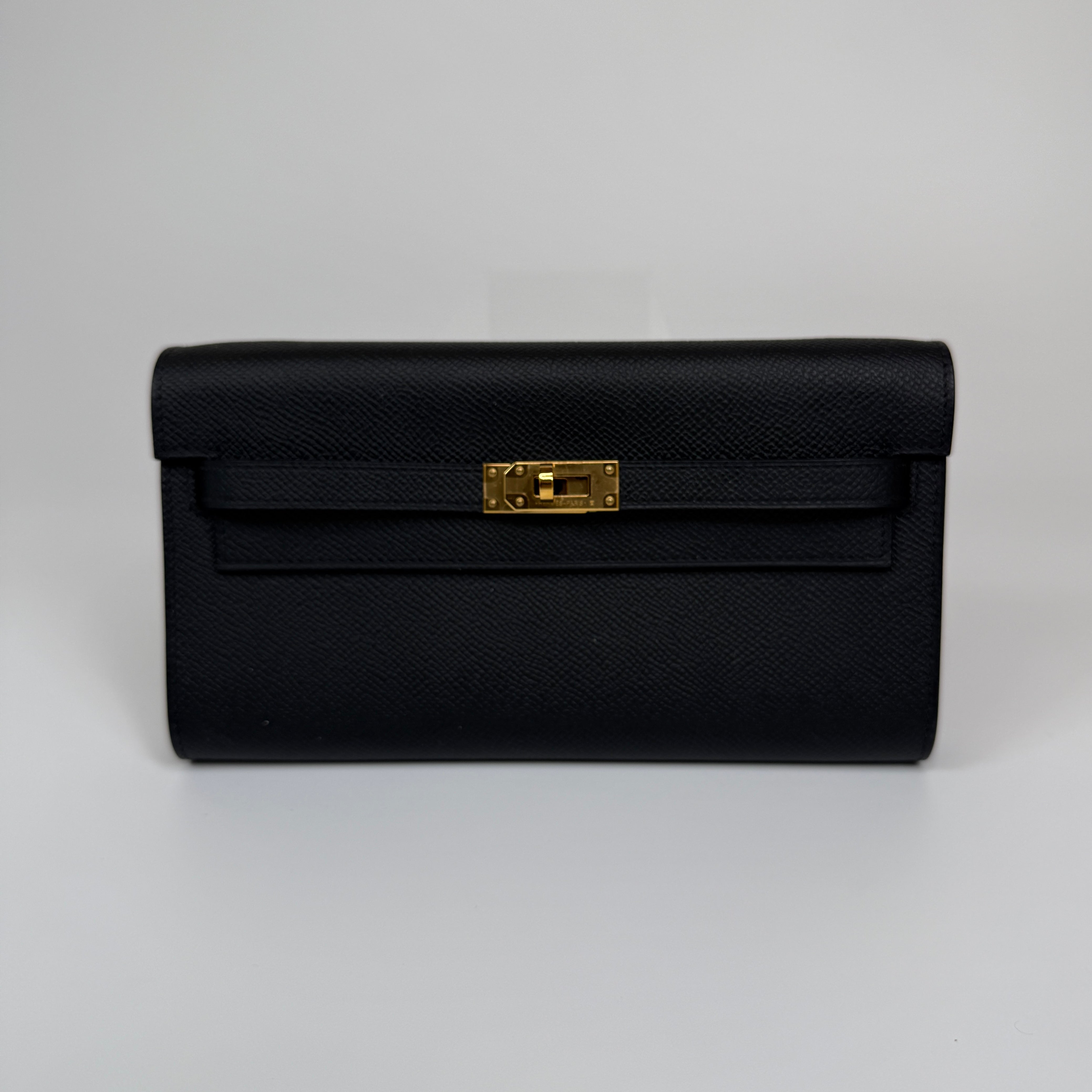 Authentic and preloved Hermès Kelly To Go In Black Epsom Leather With Gold Hardware. New Condition 100% Authenticity guarantee