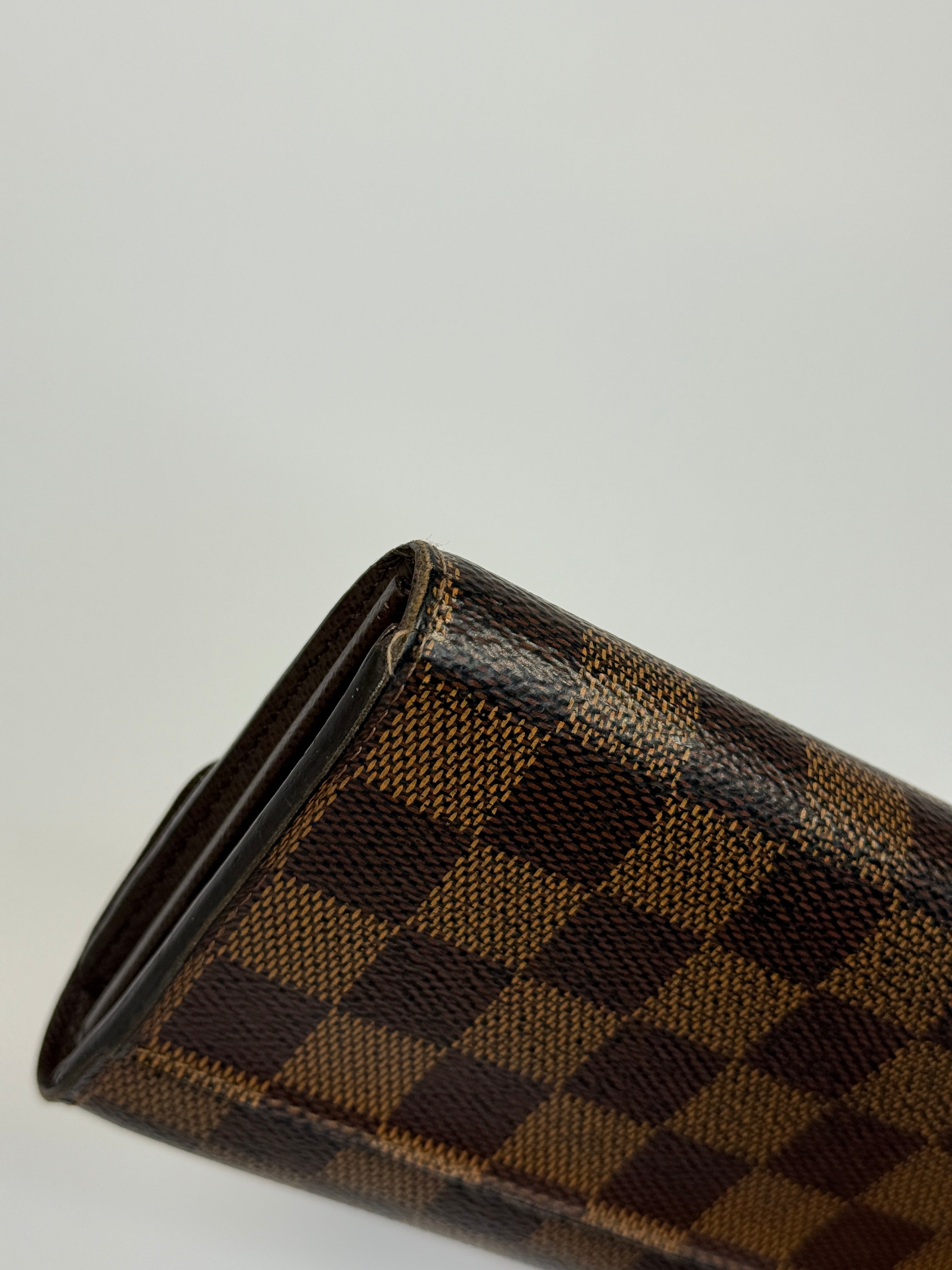 Authentic and preloved Louis Vuitton Sarah Wallet In a good condition verified by Luxe Cheshire